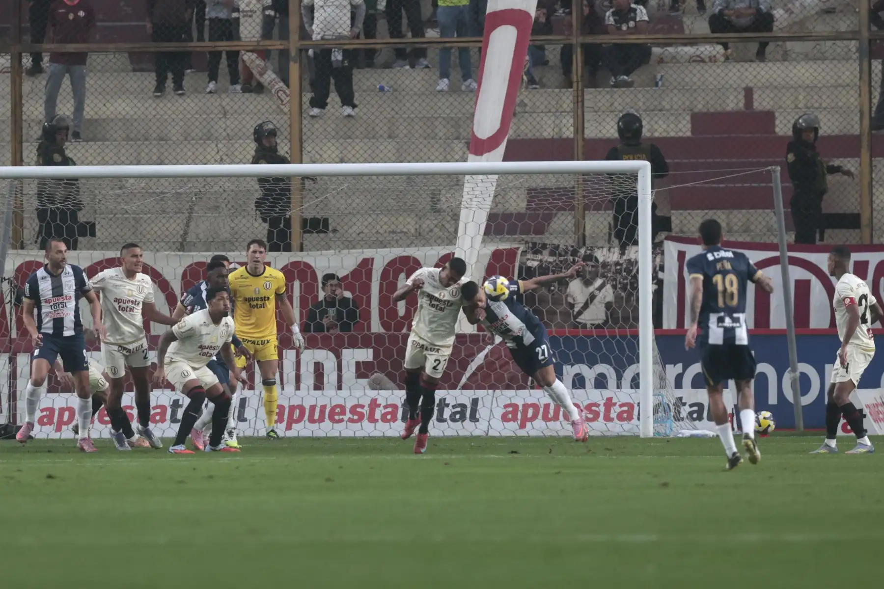 Universitario y Alianza Lima, clásico del fútbol peruano, en el Estadio Monumental de Ate. Torneo Clausura.
Foto: ANDINA/Vidal Tarqui