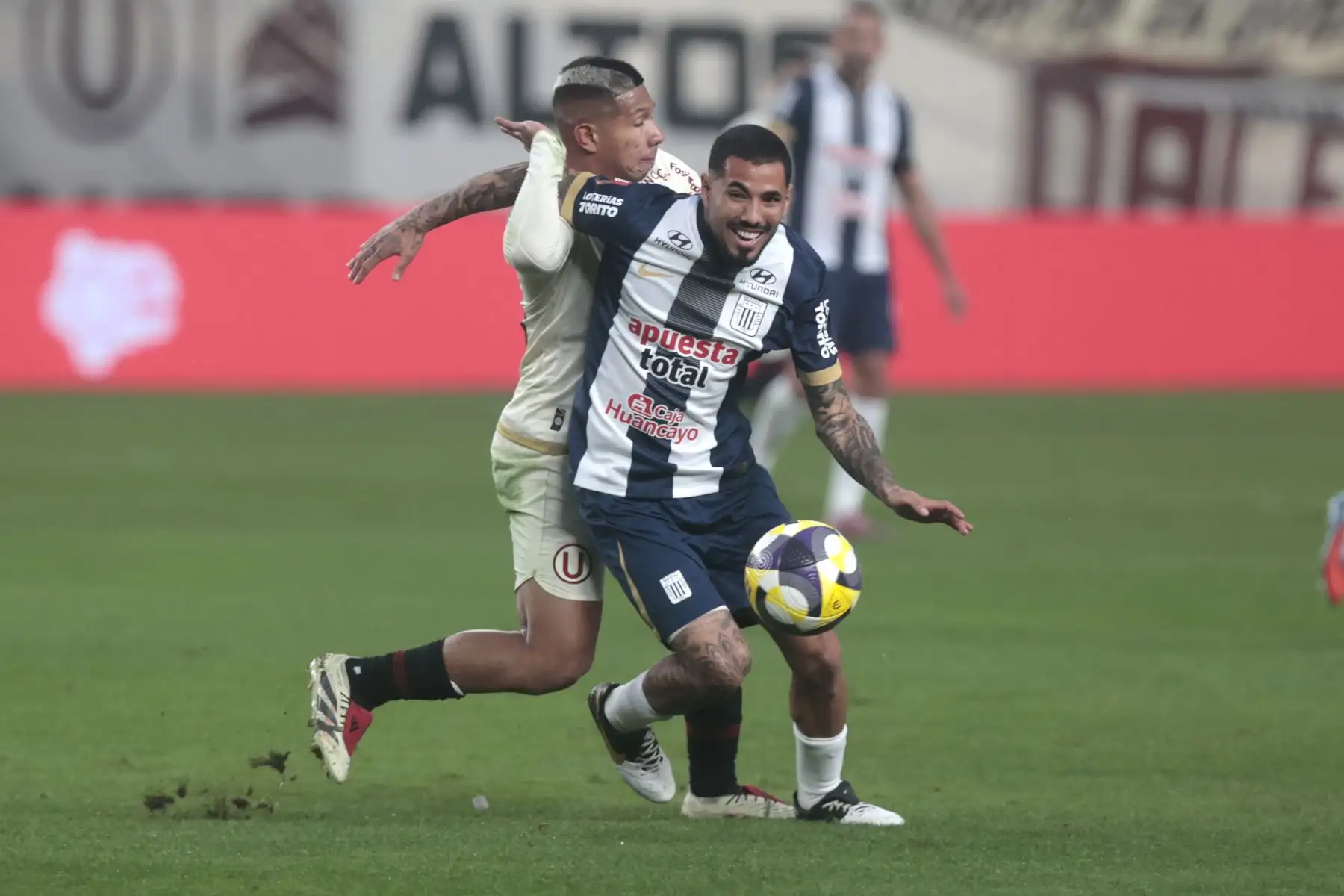 Universitario y Alianza Lima, clásico del fútbol peruano, en el Estadio Monumental de Ate. Torneo Clausura.
Foto: ANDINA/Vidal Tarqui