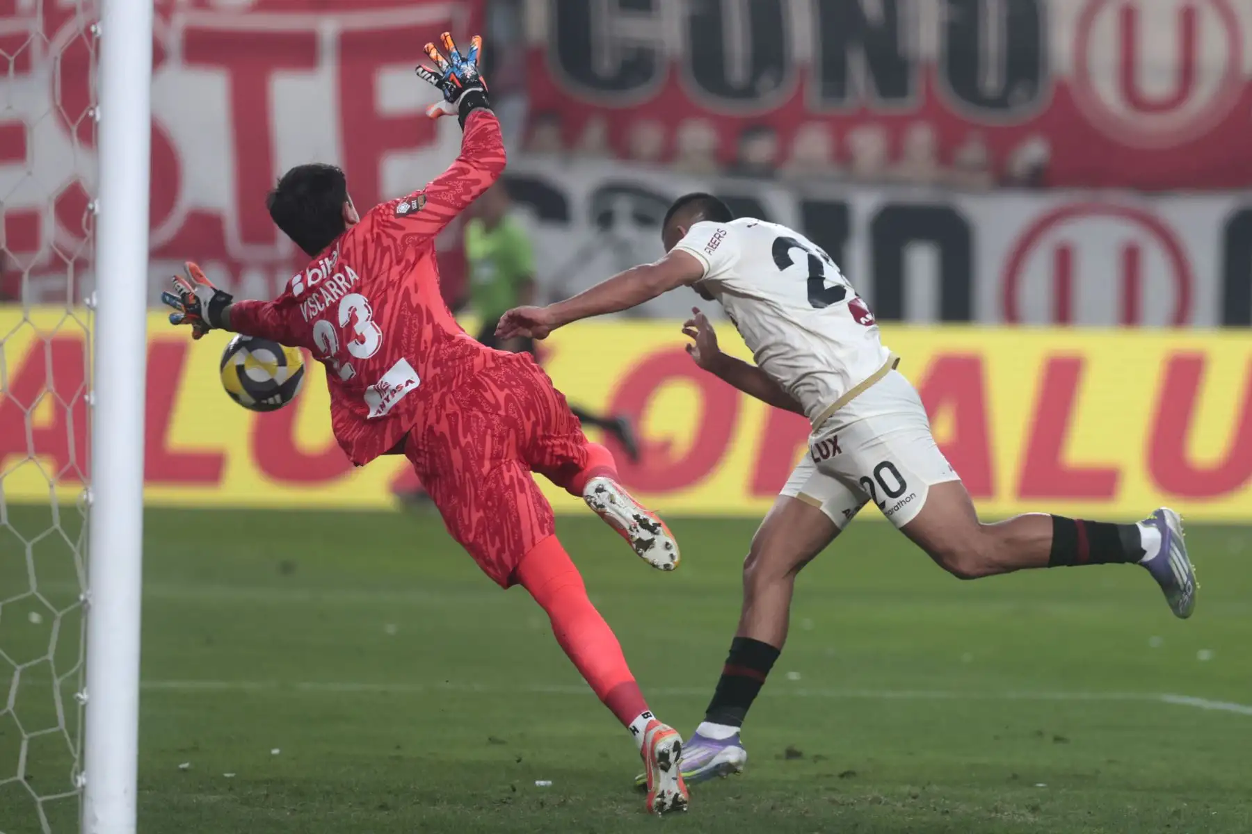 Universitario y Alianza Lima, clásico del fútbol peruano, en el Estadio Monumental de Ate. Torneo Clausura.
Foto: ANDINA/Vidal Tarqui