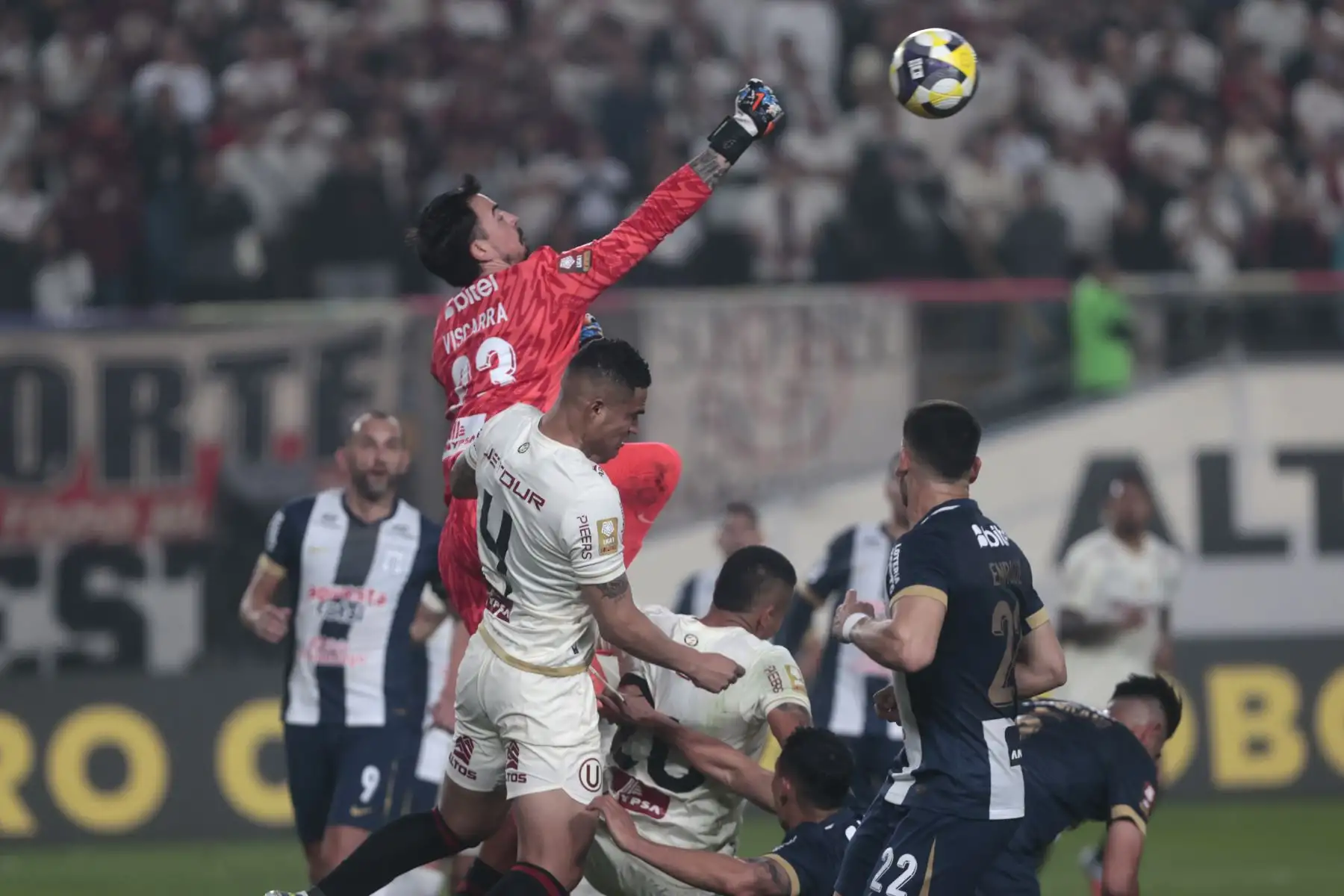 Universitario y Alianza Lima, clásico del fútbol peruano, en el Estadio Monumental de Ate. Torneo Clausura.
Foto: ANDINA/Vidal Tarqui