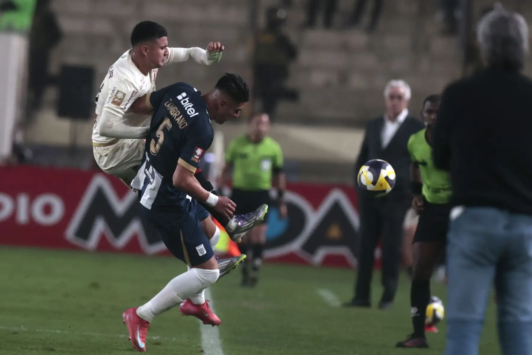 Universitario y Alianza Lima, clásico del fútbol peruano, en el Estadio Monumental de Ate. Torneo Clausura.
Foto: ANDINA/Vidal Tarqui