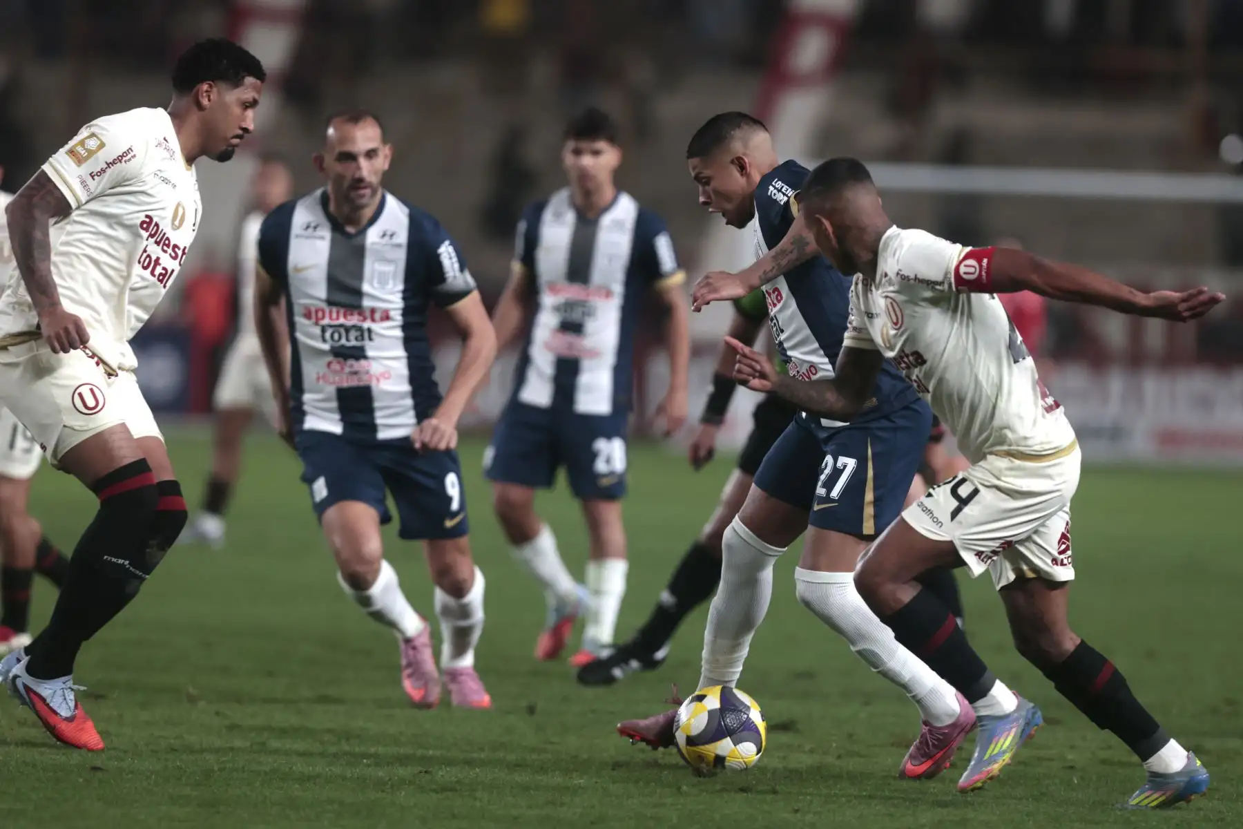 Universitario y Alianza Lima, clásico del fútbol peruano, en el Estadio Monumental de Ate. Torneo Clausura.
Foto: ANDINA/Vidal Tarqui
