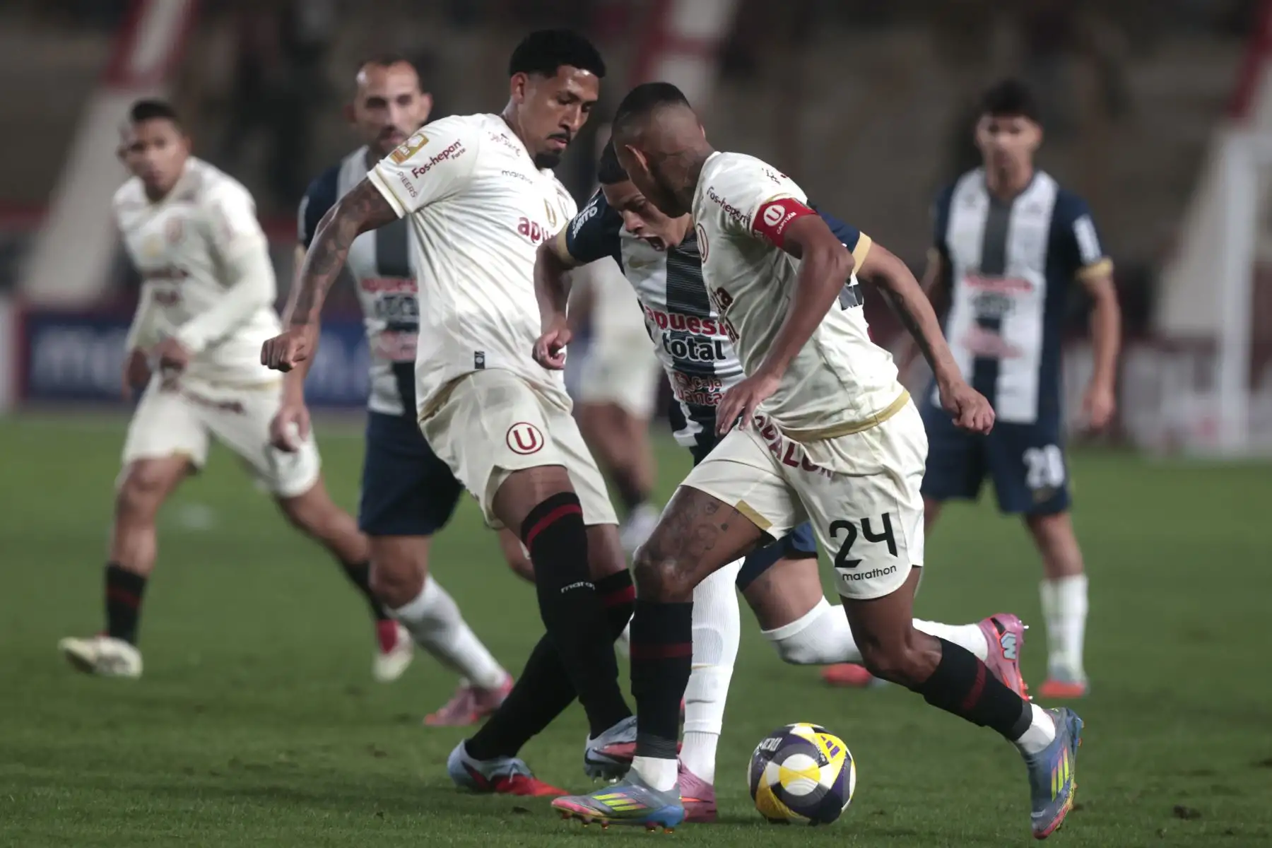Universitario y Alianza Lima, clásico del fútbol peruano, en el Estadio Monumental de Ate. Torneo Clausura.
Foto: ANDINA/Vidal Tarqui