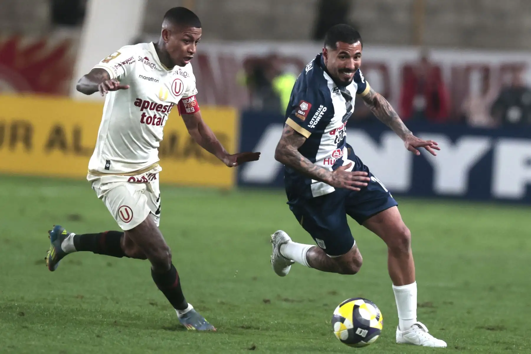 Universitario y Alianza Lima, clásico del fútbol peruano, en el Estadio Monumental de Ate. Torneo Clausura.
Foto: ANDINA/Vidal Tarqui