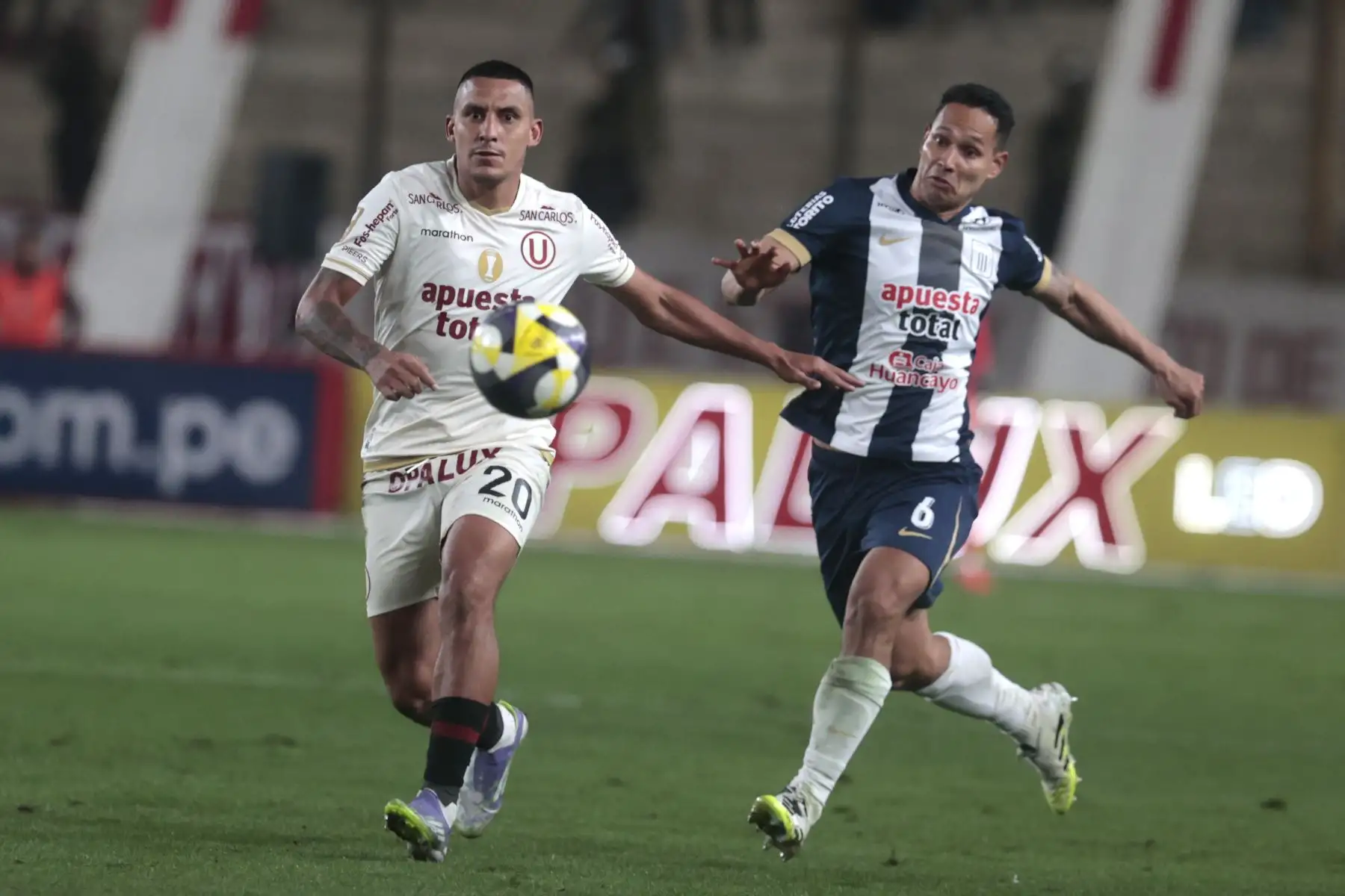 Universitario y Alianza Lima, clásico del fútbol peruano, en el Estadio Monumental de Ate. Torneo Clausura.
Foto: ANDINA/Vidal Tarqui