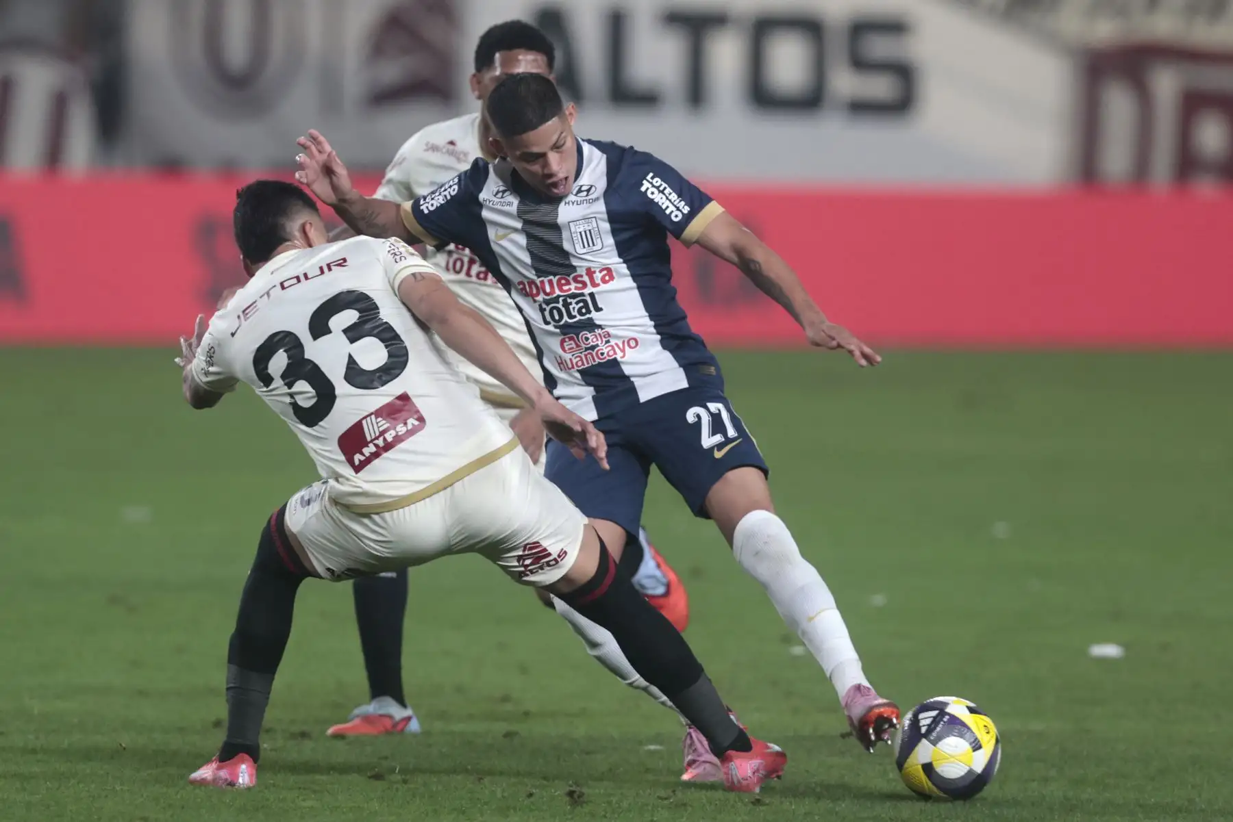 Universitario y Alianza Lima, clásico del fútbol peruano, en el Estadio Monumental de Ate. Torneo Clausura.
Foto: ANDINA/Vidal Tarqui