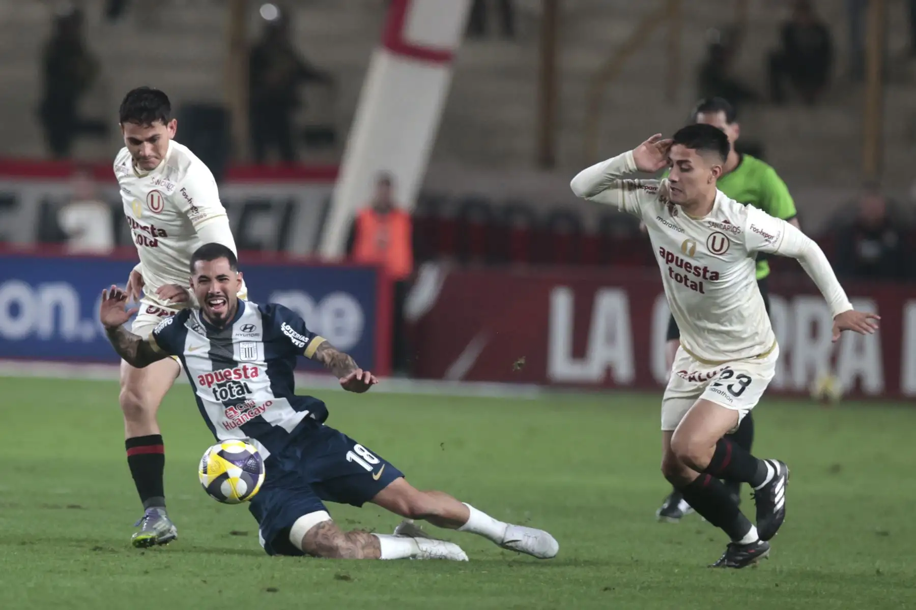 Universitario y Alianza Lima, clásico del fútbol peruano, en el Estadio Monumental de Ate. Torneo Clausura.
Foto: ANDINA/Vidal Tarqui