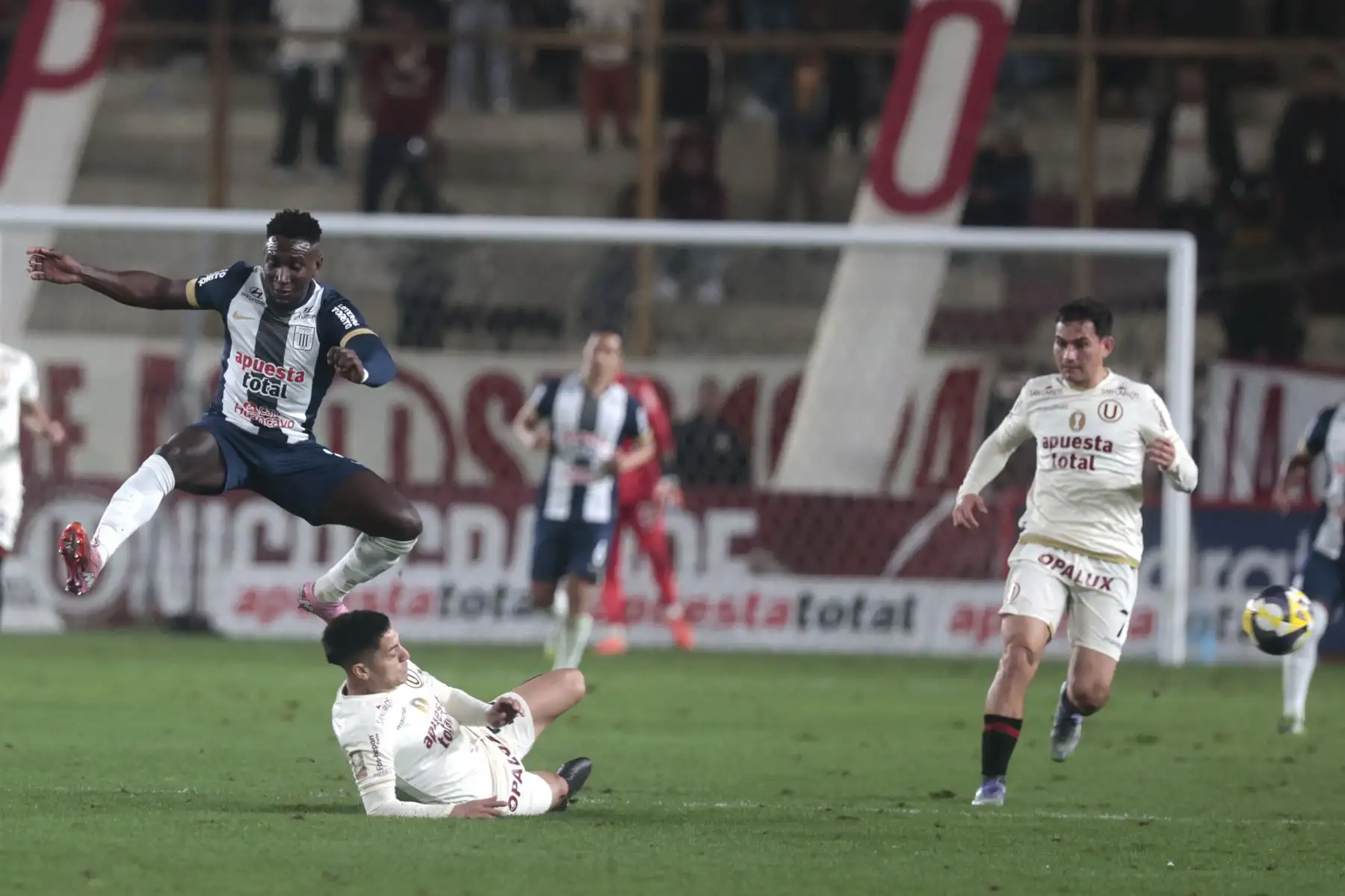 Universitario y Alianza Lima, clásico del fútbol peruano, en el Estadio Monumental de Ate. Torneo Clausura.
Foto: ANDINA/Vidal Tarqui