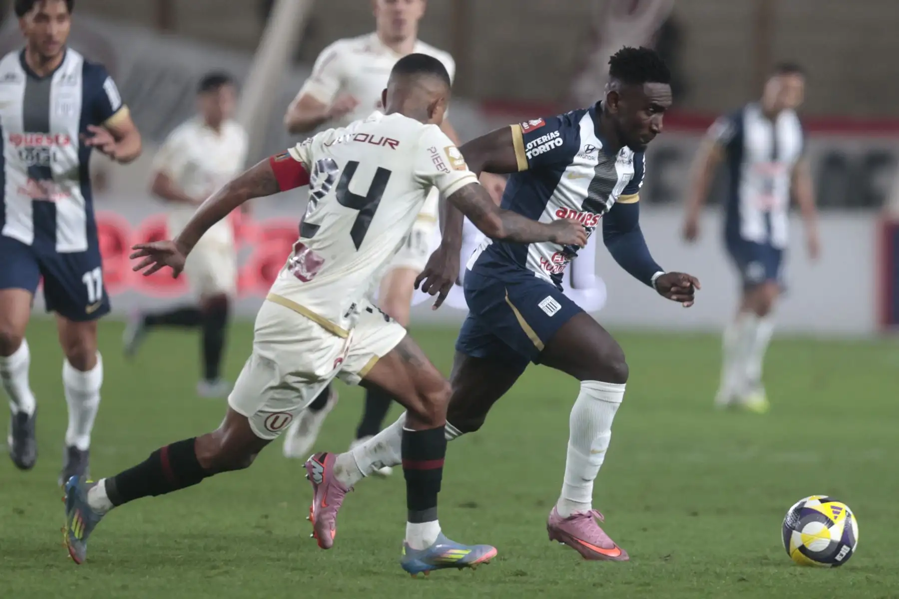 Primer tiempo: Universitario iguala a cero goles con Alianza Lima en el Monumental de Ate