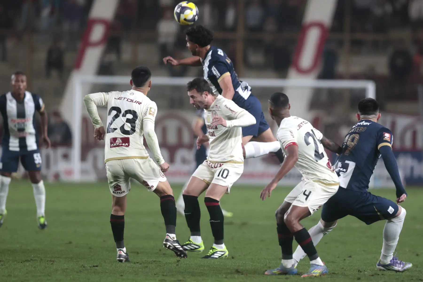 Universitario y Alianza Lima, clásico del fútbol peruano, en el Estadio Monumental de Ate. Torneo Clausura.
Foto: ANDINA/Vidal Tarqui
