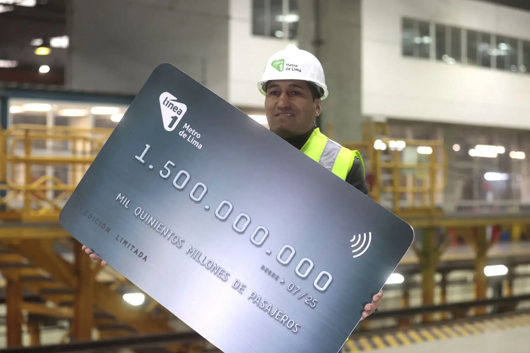 Víctor Raúl Supo Bustinza, recibe como pasajeros frecuentes de la Línea 1, una tarjetas de cortesía como reconocimiento simbólico. Haber movilizado a 1500 millones de pasajeros en la Línea 1 del Metro de Lima y Callao.  Foto: ANDINA/Vidal Tarqui