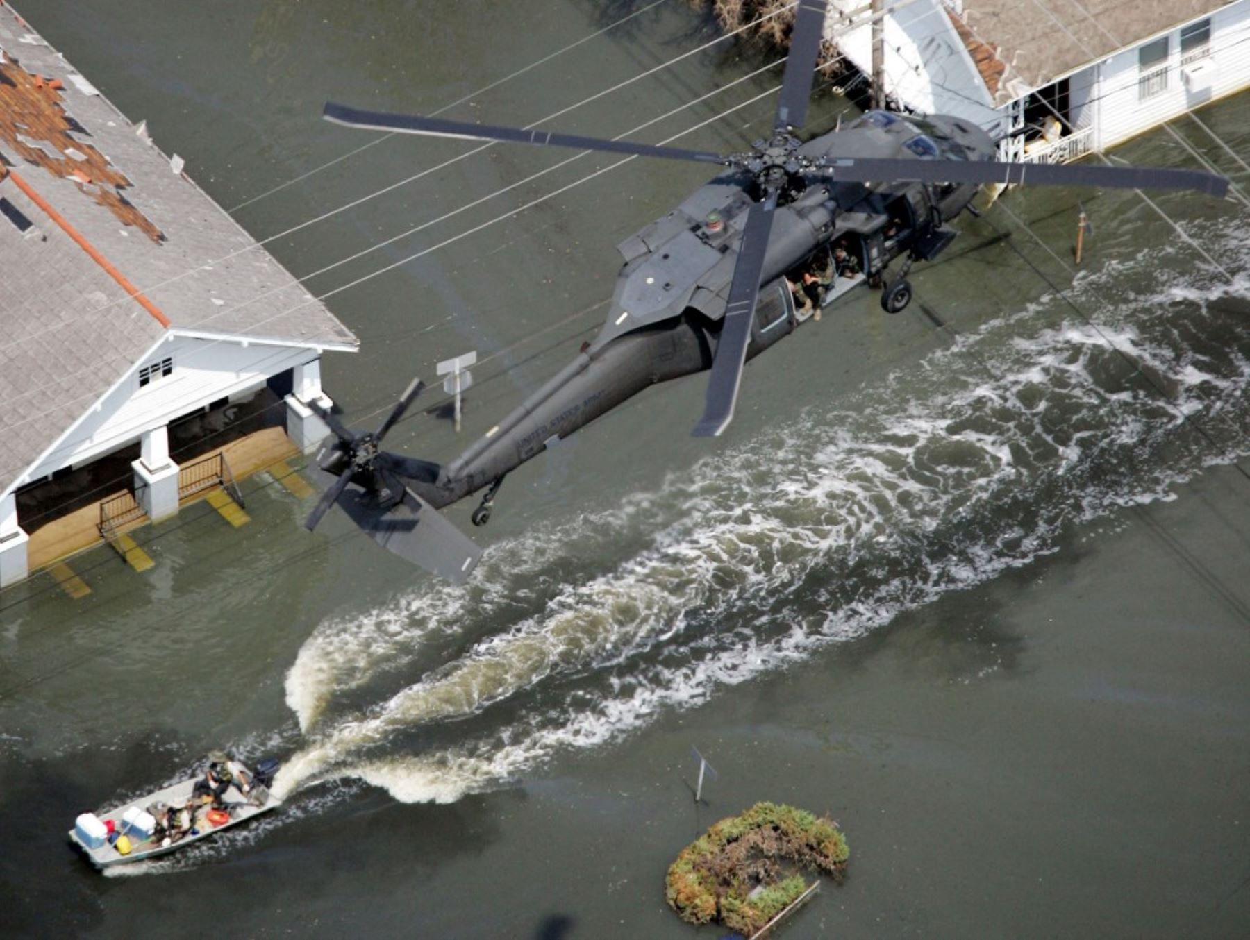 De los 1,392 fallecidos oficialmente reportados por el Centro Nacional de Huracanes (NHC), cerca de 1,000 murieron en Louisiana, en su mayoría en Nueva Orleans, debido a las inundaciones tras el colapso de los diques. Misisipi reportó cerca de 200 víctimas, especialmente en los condados costeros. Foto: AFP