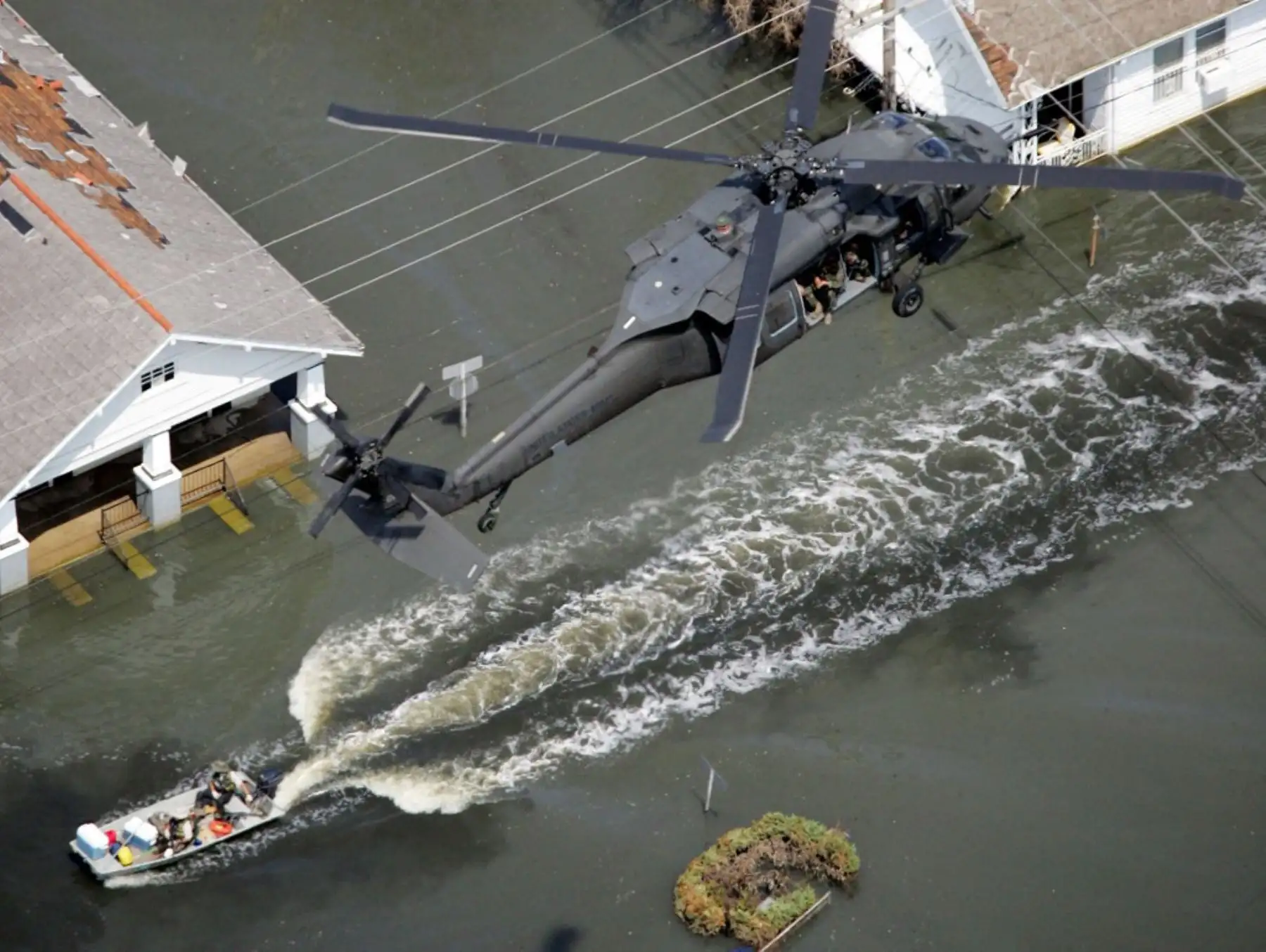De los 1,392 fallecidos oficialmente reportados por el Centro Nacional de Huracanes (NHC), cerca de 1,000 murieron en Louisiana, en su mayoría en Nueva Orleans, debido a las inundaciones tras el colapso de los diques. Misisipi reportó cerca de 200 víctimas, especialmente en los condados costeros. Foto: AFP