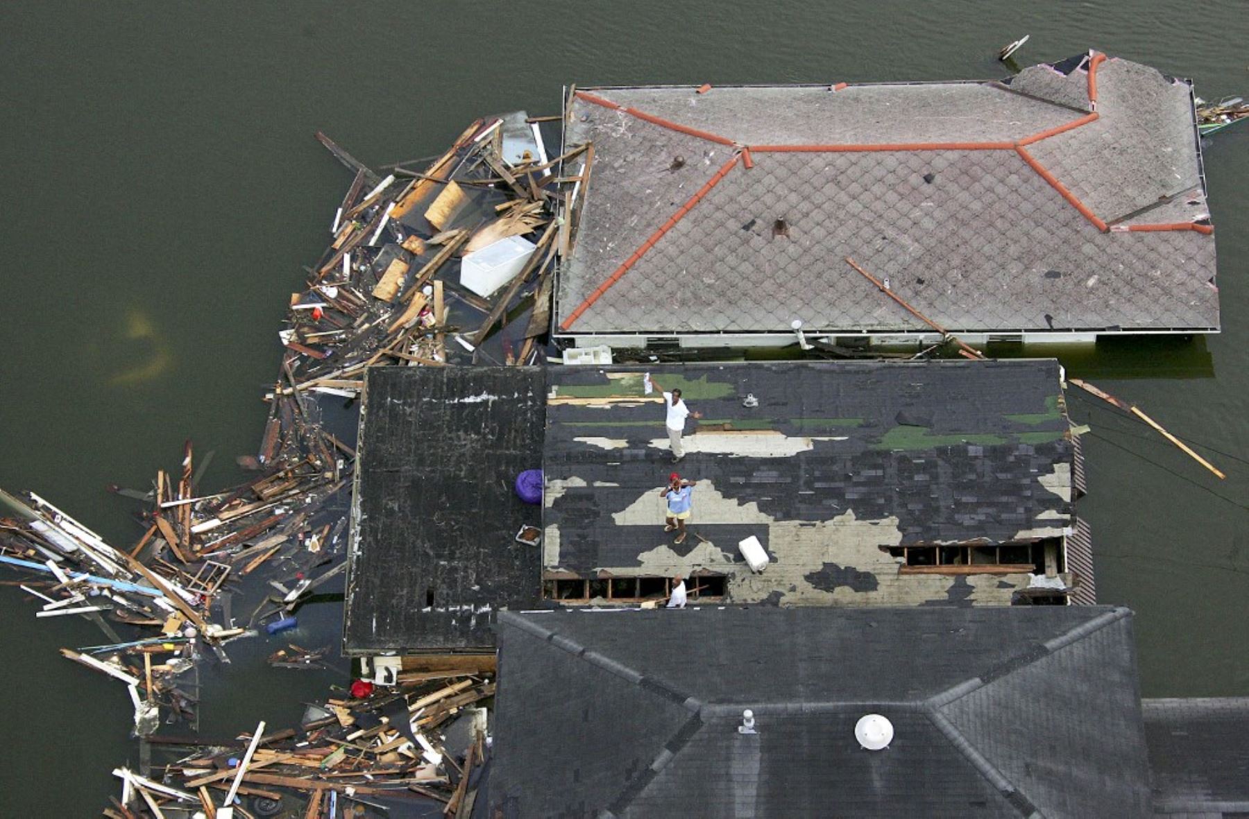 De los 1,392 fallecidos oficialmente reportados por el Centro Nacional de Huracanes (NHC), cerca de 1,000 murieron en Louisiana, en su mayoría en Nueva Orleans, debido a las inundaciones tras el colapso de los diques. Misisipi reportó cerca de 200 víctimas, especialmente en los condados costeros. Foto: AFP