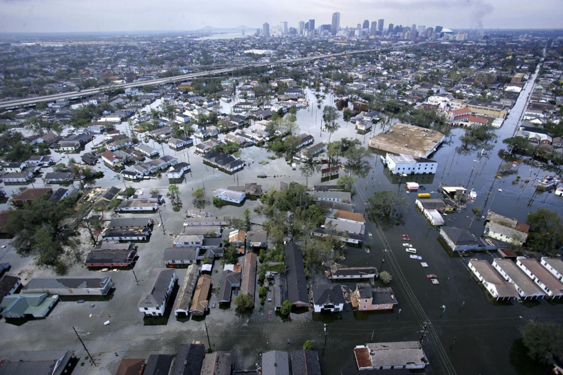 El 25 de agosto de 2005, el huracán Katrina inició una de las peores catástrofes naturales en la historia de Estados Unidos, dejando 1,392 muertos y pérdidas económicas por más de $125,000 millones. Veinte años después, las secuelas de su paso aún marcan a los estados del sur del país, especialmente a Louisiana y Misisipi. Foto: AFP