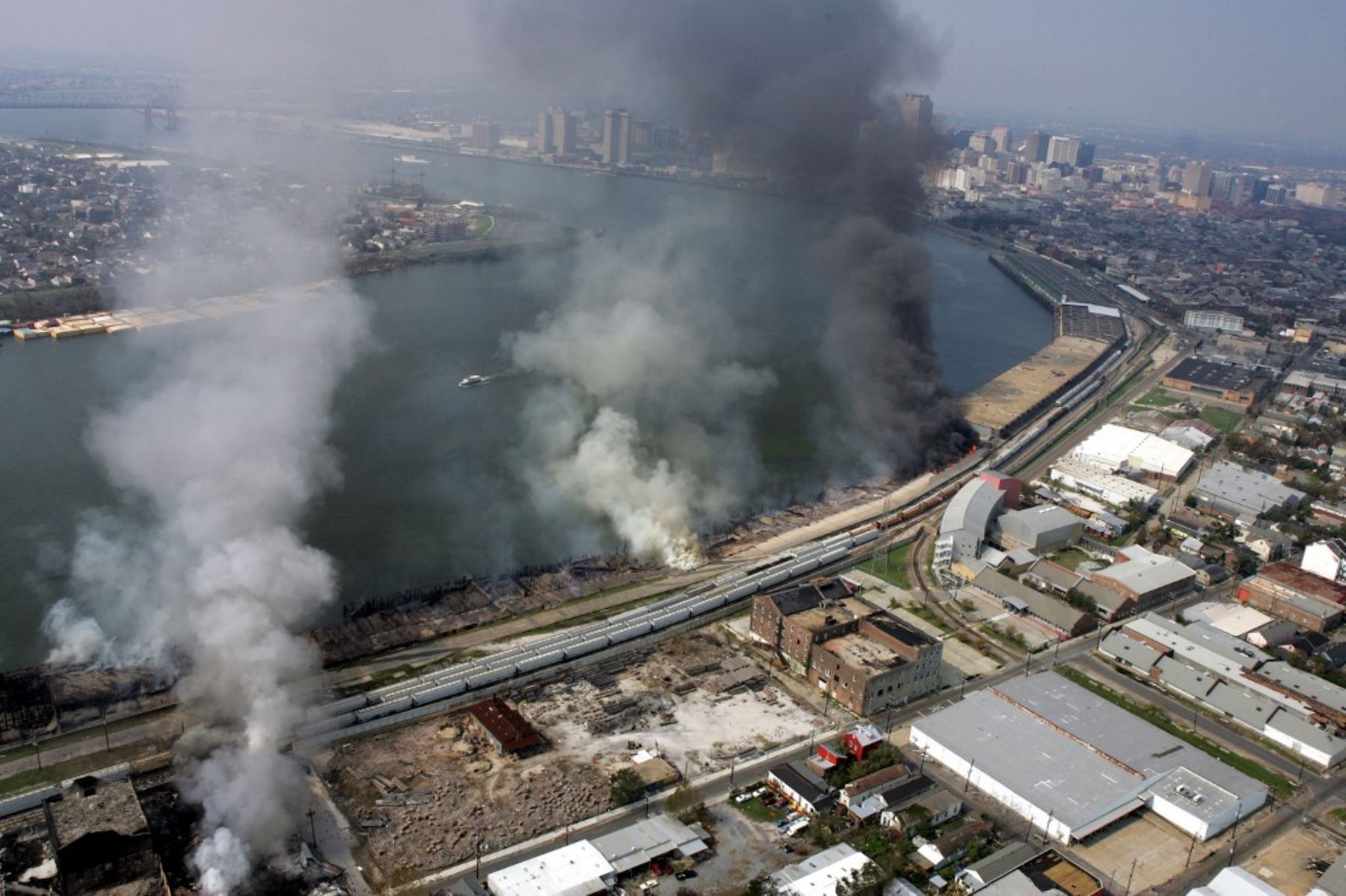 El 25 de agosto de 2005, el huracán Katrina inició una de las peores catástrofes naturales en la historia de Estados Unidos, dejando 1,392 muertos y pérdidas económicas por más de $125,000 millones. Veinte años después, las secuelas de su paso aún marcan a los estados del sur del país, especialmente a Louisiana y Misisipi. Foto: AFP