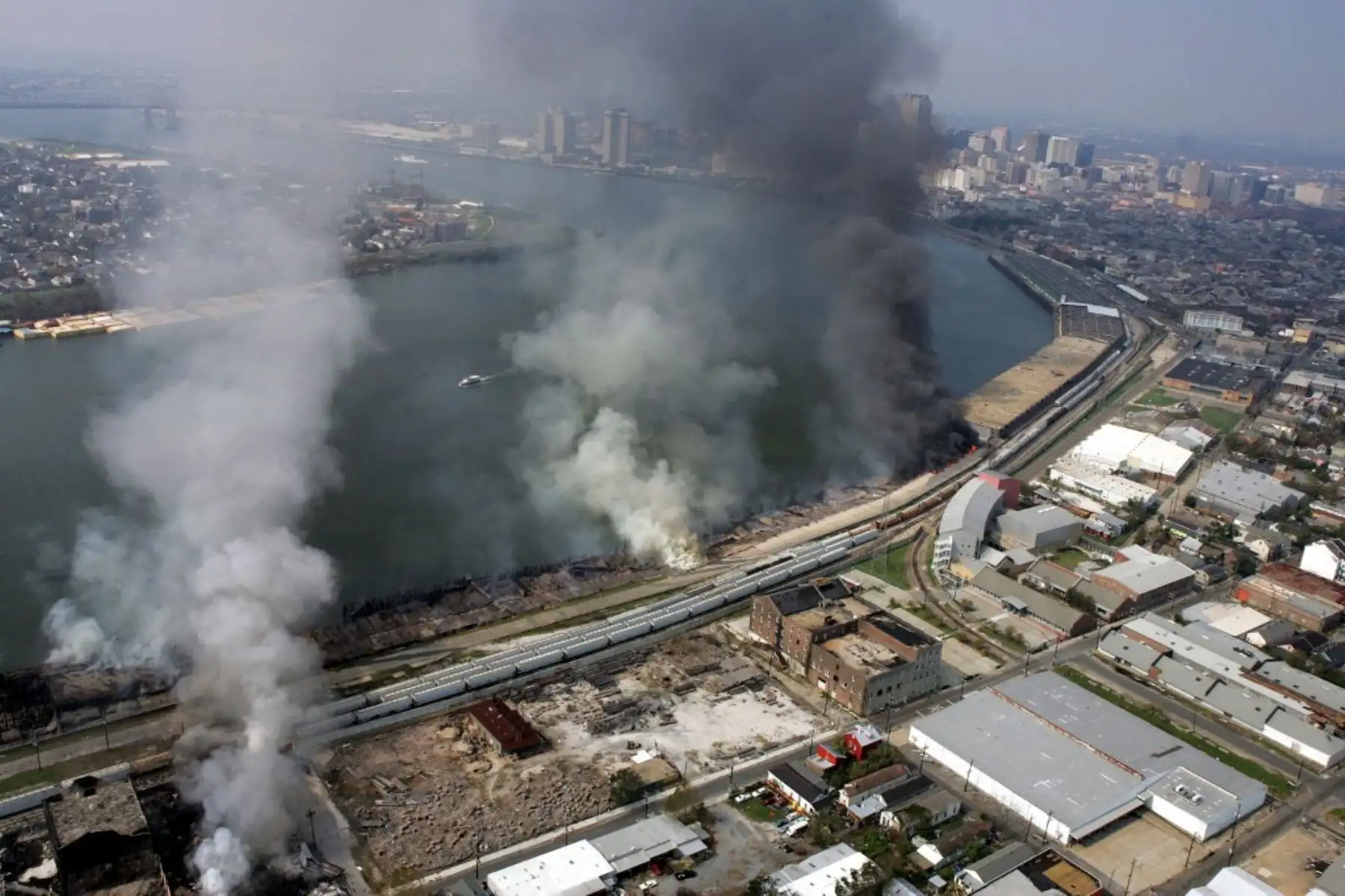 El 25 de agosto de 2005, el huracán Katrina inició una de las peores catástrofes naturales en la historia de Estados Unidos, dejando 1,392 muertos y pérdidas económicas por más de $125,000 millones. Veinte años después, las secuelas de su paso aún marcan a los estados del sur del país, especialmente a Louisiana y Misisipi. Foto: AFP
