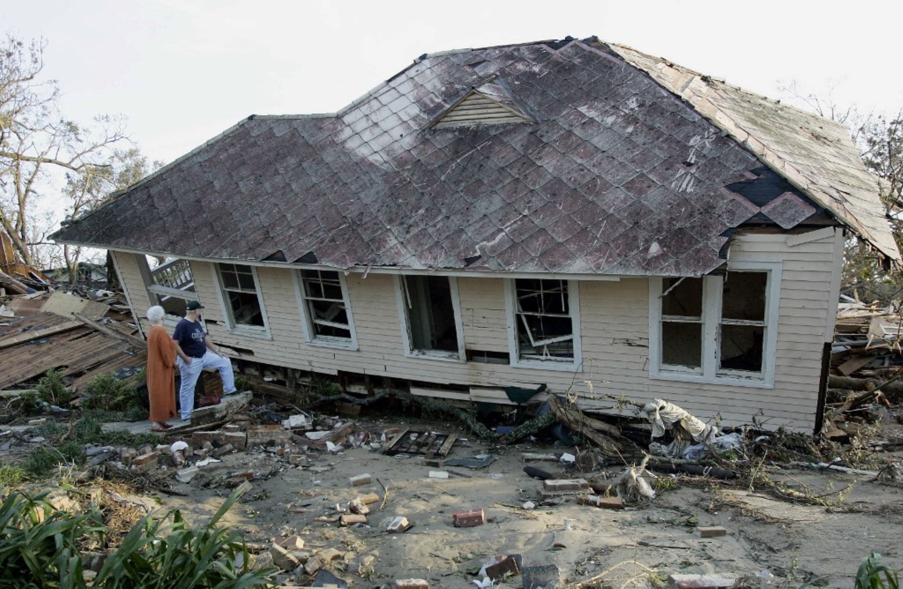 A pesar de las advertencias de los meteorólogos y las órdenes de evacuación en Nueva Orleans, el exceso de confianza entre las autoridades y la población local impidió una evacuación efectiva. Katrina fue el duodécimo ciclón y el quinto huracán de la temporada 2005 del Atlántico, y figura entre los cinco huracanes más letales que han golpeado suelo estadounidense. Foto: AFP