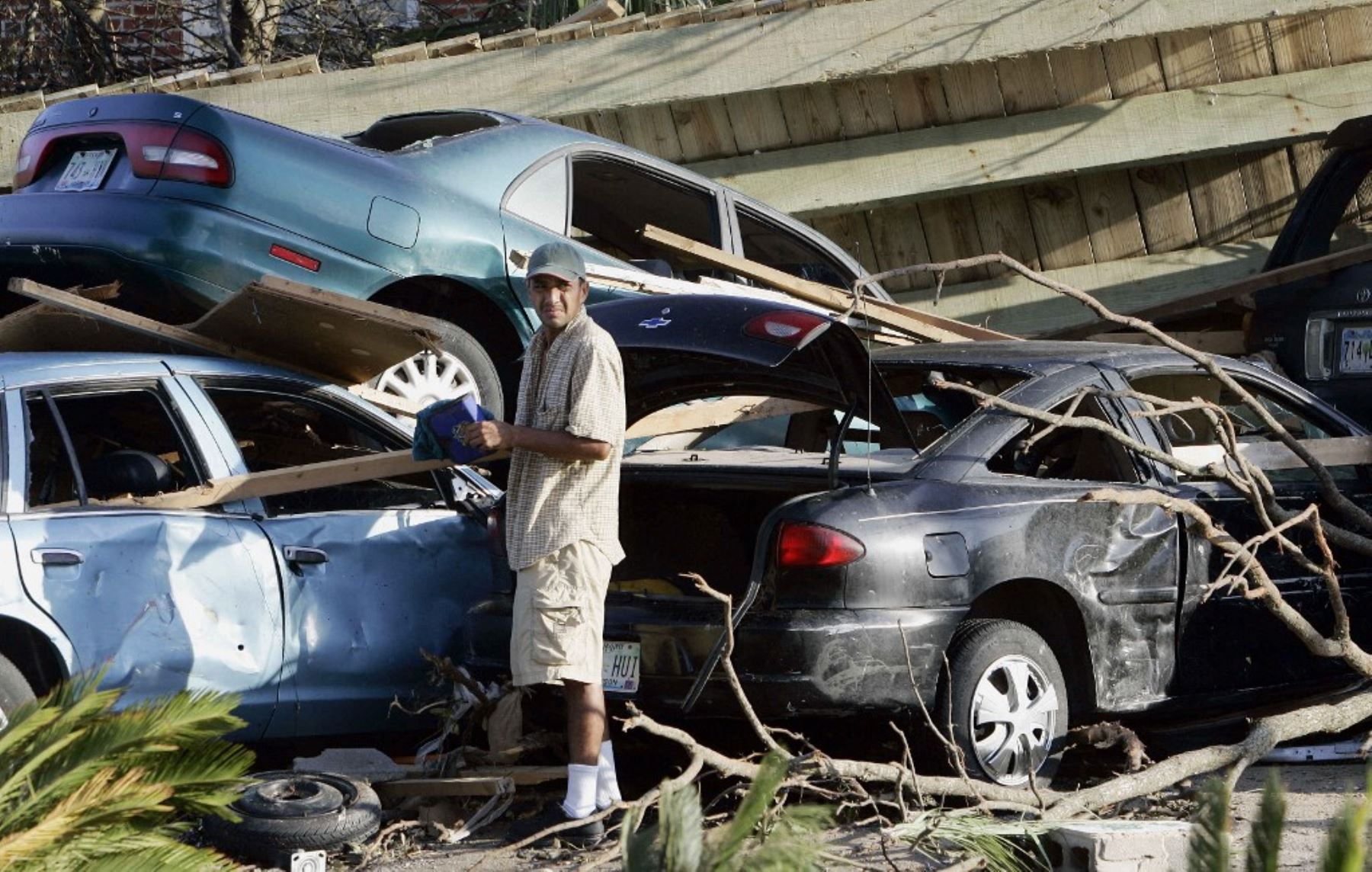 El ciclón tocó tierra por primera vez en el sureste de Florida como huracán categoría 1, tras haberse formado el 24 de agosto cerca de las Bahamas. Incluso en ese primer impacto, causó inundaciones y provocó 14 muertes. Luego, al cruzar el Golfo de México, se intensificó hasta alcanzar la categoría 5, con vientos sostenidos de hasta 280 km/h. Foto: AFP