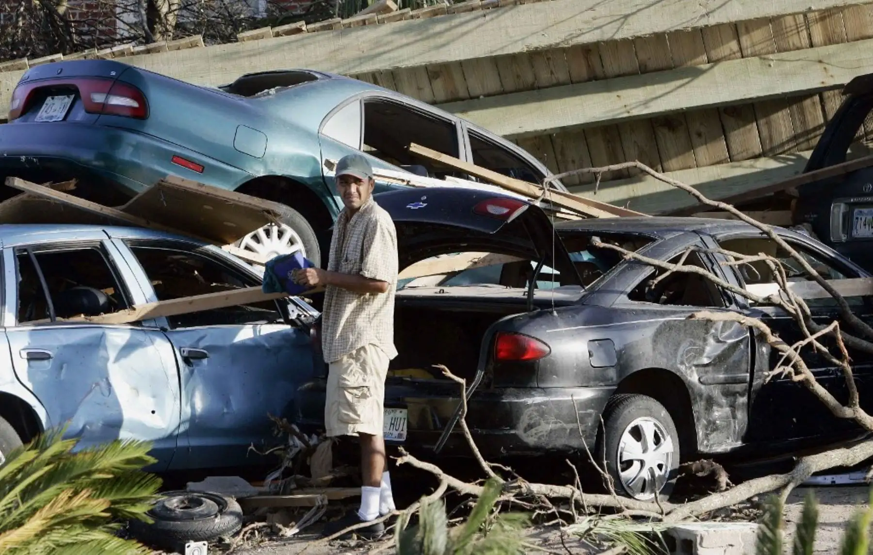 El ciclón tocó tierra por primera vez en el sureste de Florida como huracán categoría 1, tras haberse formado el 24 de agosto cerca de las Bahamas. Incluso en ese primer impacto, causó inundaciones y provocó 14 muertes. Luego, al cruzar el Golfo de México, se intensificó hasta alcanzar la categoría 5, con vientos sostenidos de hasta 280 km/h. Foto: AFP