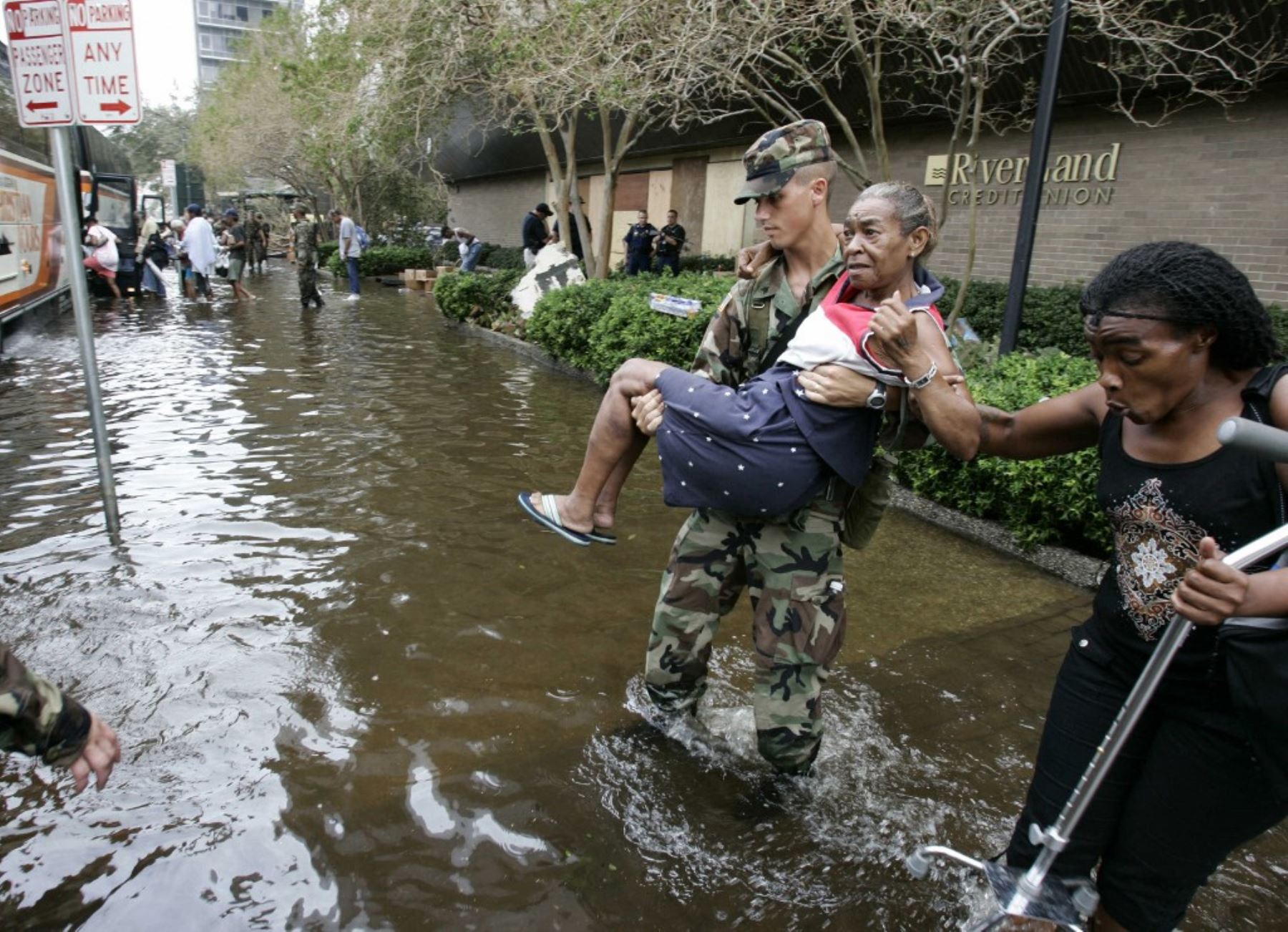 El ciclón tocó tierra por primera vez en el sureste de Florida como huracán categoría 1, tras haberse formado el 24 de agosto cerca de las Bahamas. Incluso en ese primer impacto, causó inundaciones y provocó 14 muertes. Luego, al cruzar el Golfo de México, se intensificó hasta alcanzar la categoría 5, con vientos sostenidos de hasta 280 km/h. Foto: AFP