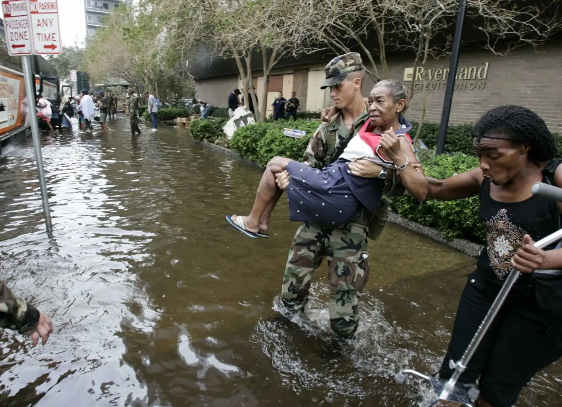 El ciclón tocó tierra por primera vez en el sureste de Florida como huracán categoría 1, tras haberse formado el 24 de agosto cerca de las Bahamas. Incluso en ese primer impacto, causó inundaciones y provocó 14 muertes. Luego, al cruzar el Golfo de México, se intensificó hasta alcanzar la categoría 5, con vientos sostenidos de hasta 280 km/h. Foto: AFP