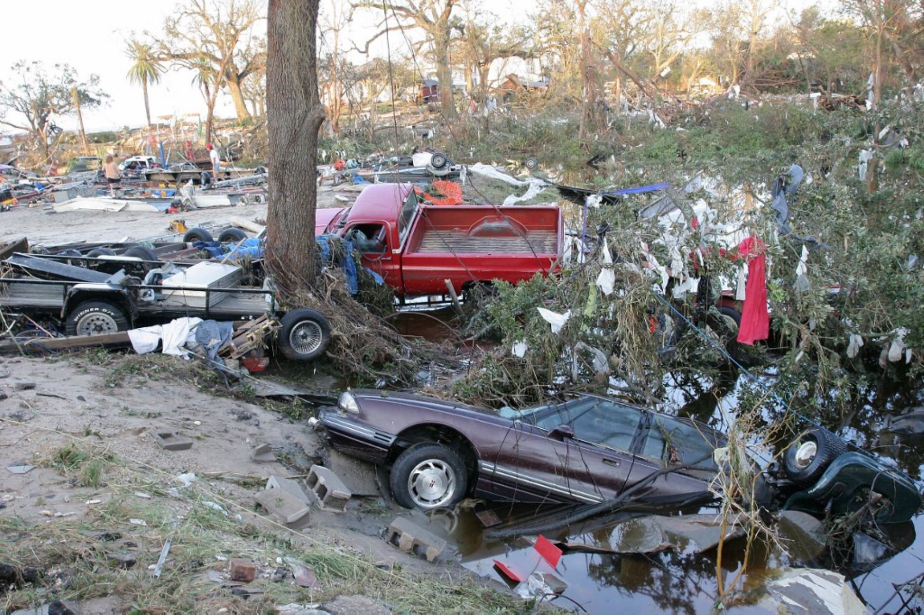 El ciclón tocó tierra por primera vez en el sureste de Florida como huracán categoría 1, tras haberse formado el 24 de agosto cerca de las Bahamas. Incluso en ese primer impacto, causó inundaciones y provocó 14 muertes. Luego, al cruzar el Golfo de México, se intensificó hasta alcanzar la categoría 5, con vientos sostenidos de hasta 280 km/h. Foto: AFP