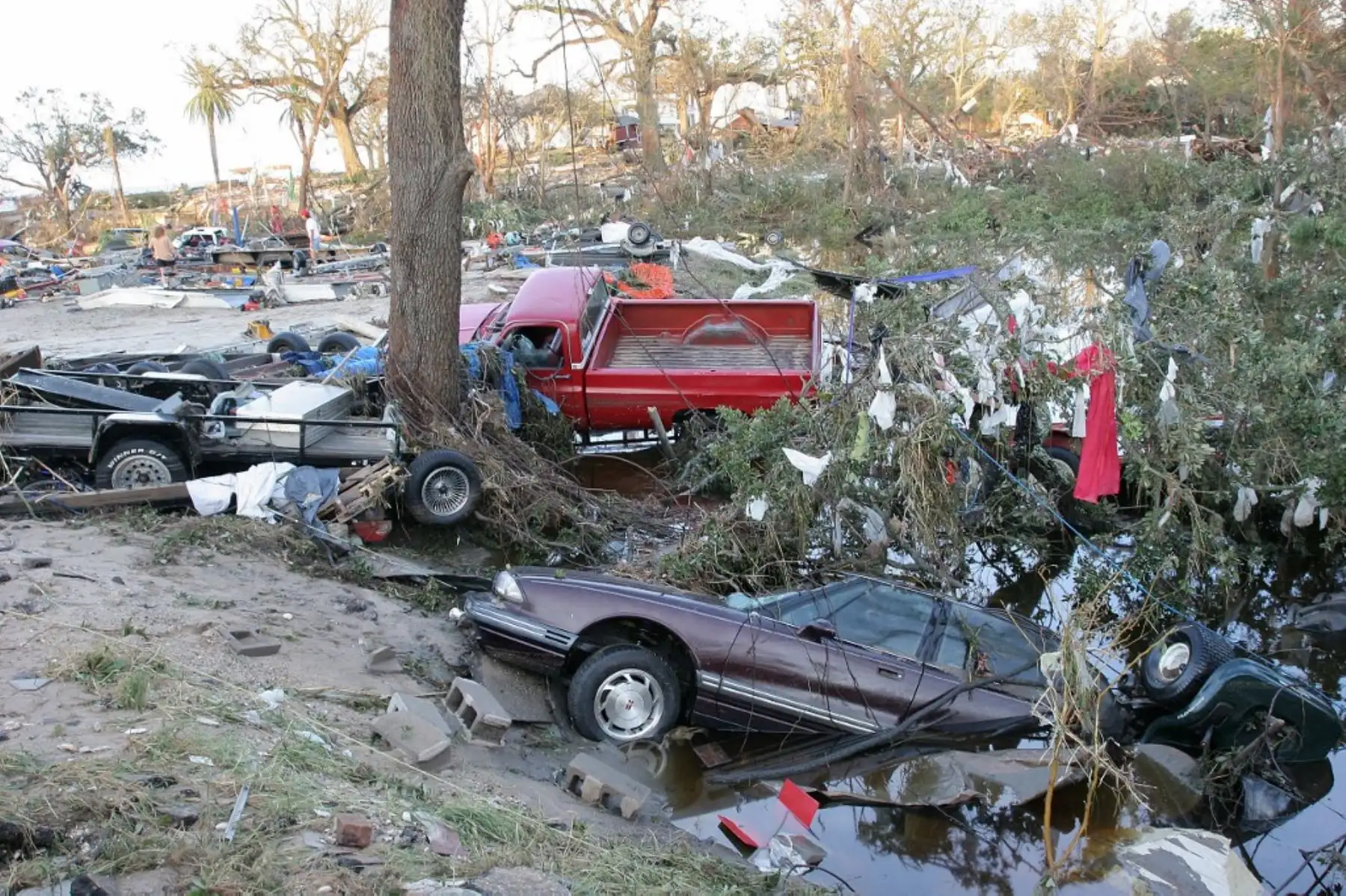 El ciclón tocó tierra por primera vez en el sureste de Florida como huracán categoría 1, tras haberse formado el 24 de agosto cerca de las Bahamas. Incluso en ese primer impacto, causó inundaciones y provocó 14 muertes. Luego, al cruzar el Golfo de México, se intensificó hasta alcanzar la categoría 5, con vientos sostenidos de hasta 280 km/h. Foto: AFP
