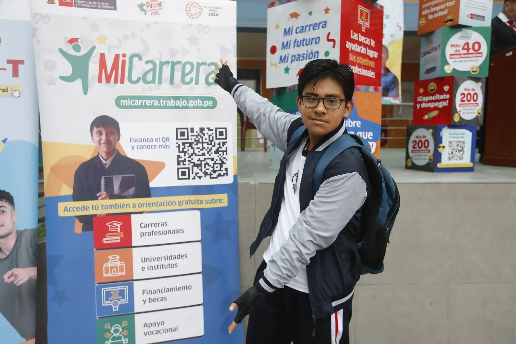 El Ministerio de Trabajo y Promoción del Empleo presenta la platafoorma " Mi Carrera " en el marco de la cooperación bilateral entre el Perú y Ecuador. La visita se realiza en la Institución Educativa Emblemática “Melitón Carvajal” para la presentación de Presentación de las plataformas “Mi Carrera” y “CAPACITA-T” donde participan:Daniel Maurate Romero, Ministro de Trabajo y Promoción del Empleo del Perú y vonne Núñez Figueroa, Ministra del Trabajo del Ecuador.
Foto: ANDINA/Eddy Ramos