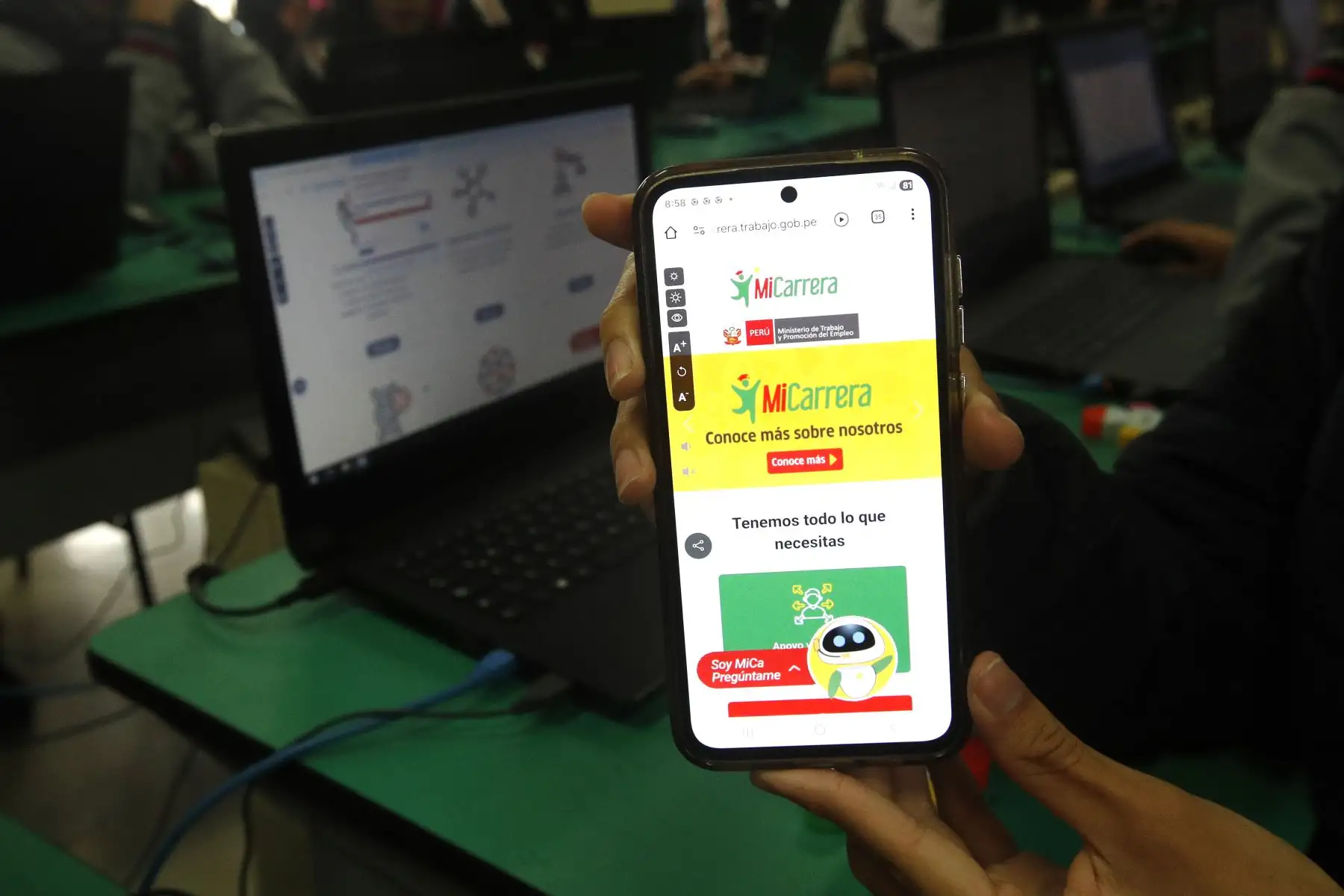 El Ministerio de Trabajo y Promoción del Empleo presenta la platafoorma " Mi Carrera " en el marco de la cooperación bilateral entre el Perú y Ecuador. La visita se realiza en la Institución Educativa Emblemática “Melitón Carvajal” para la presentación de Presentación de las plataformas “Mi Carrera” y “CAPACITA-T” donde participan:Daniel Maurate Romero, Ministro de Trabajo y Promoción del Empleo del Perú y vonne Núñez Figueroa, Ministra del Trabajo del Ecuador.
Foto: ANDINA/Eddy Ramos