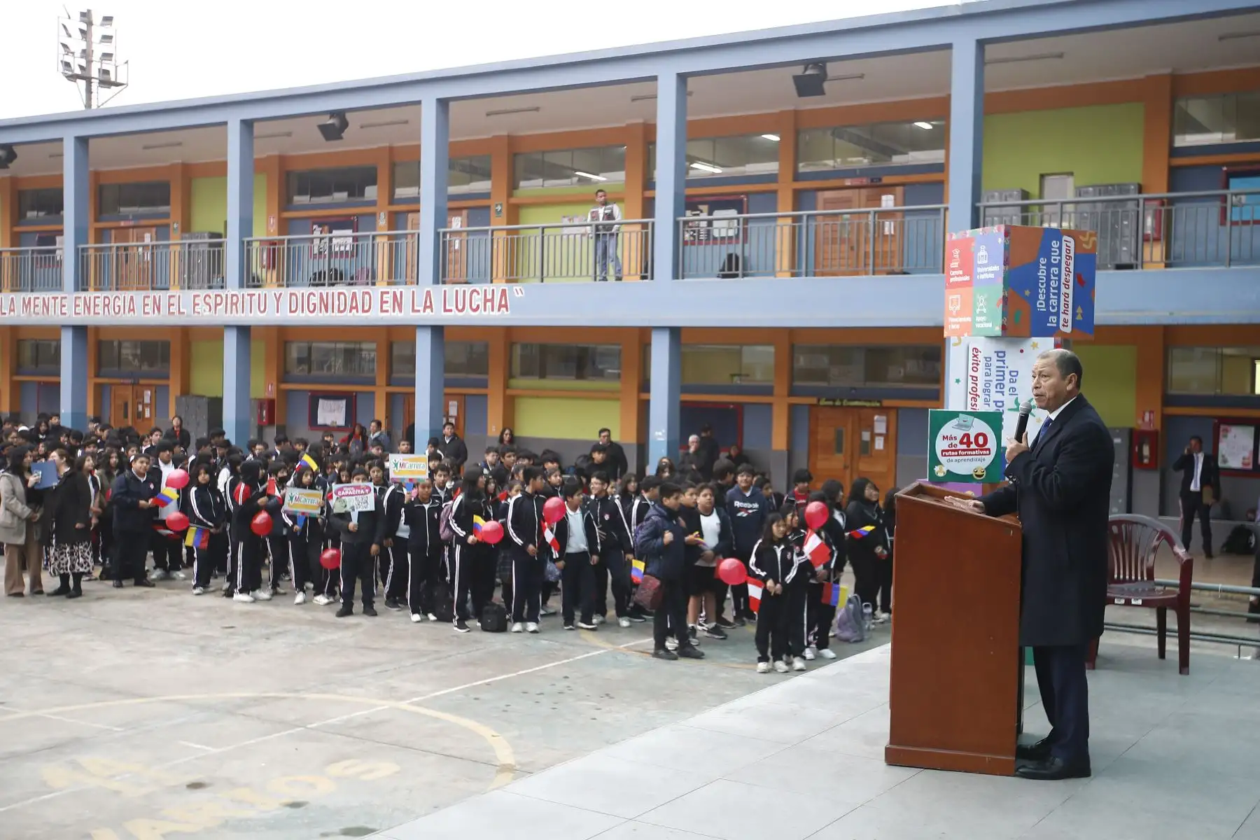El Ministerio de Trabajo y Promoción del Empleo presenta la platafoorma " Mi Carrera " en el marco de la cooperación bilateral entre el Perú y Ecuador. La visita se realiza en la Institución Educativa Emblemática “Melitón Carvajal” para la presentación de Presentación de las plataformas “Mi Carrera” y “CAPACITA-T” donde participan:Daniel Maurate Romero, Ministro de Trabajo y Promoción del Empleo del Perú y vonne Núñez Figueroa, Ministra del Trabajo del Ecuador.
Foto: ANDINA/Eddy Ramos