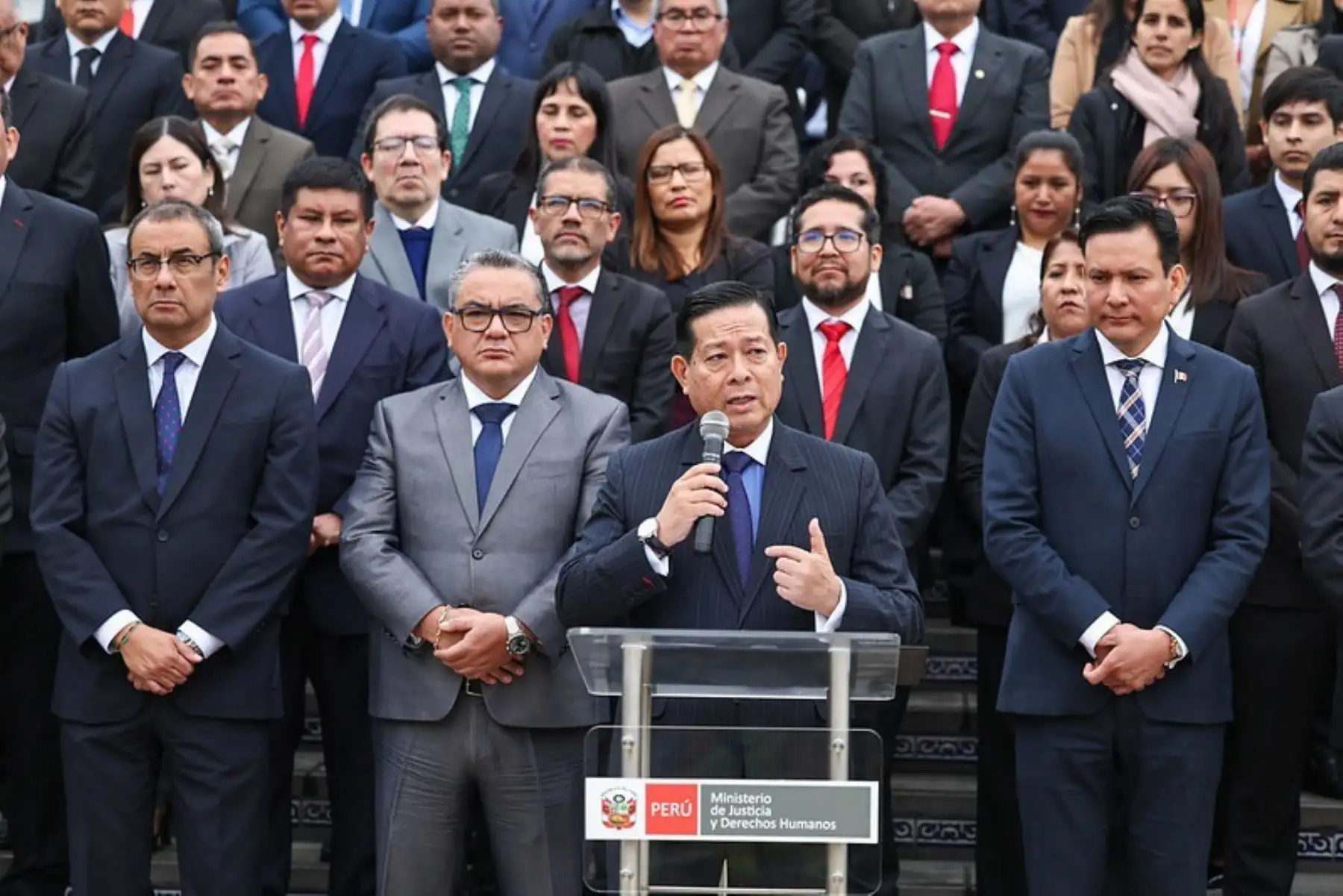 El presidente del Consejo de Ministros, Eduardo Arana, presentó al titular del MINJUSDH, Juan José Santiváñez Antúnez y ambos lideraron izamiento del Pabellón Nacional en sede institucional. 
Foto: PCM