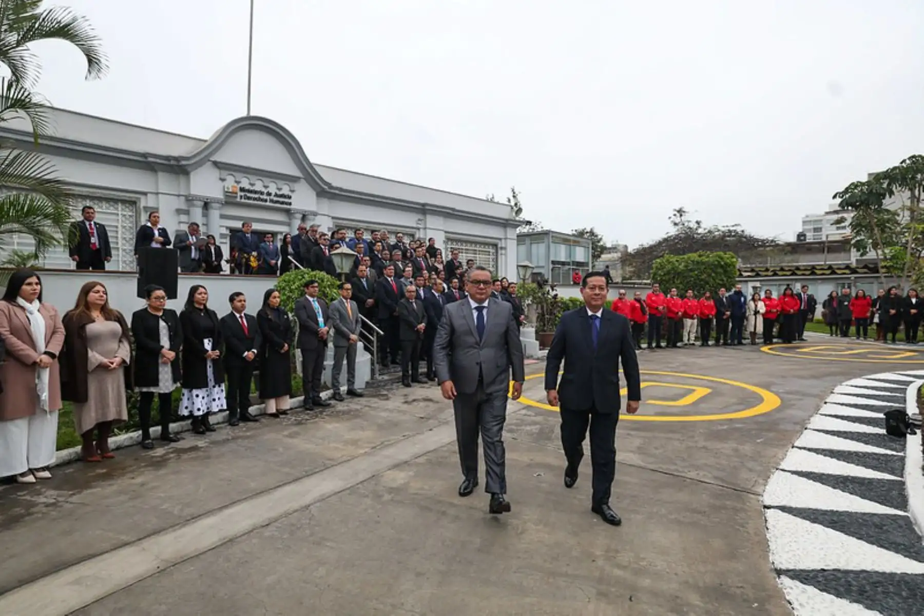 El presidente del Consejo de Ministros, Eduardo Arana, presentó al titular del MINJUSDH, Juan José Santiváñez Antúnez y ambos lideraron izamiento del Pabellón Nacional en sede institucional. 
Foto: PCM