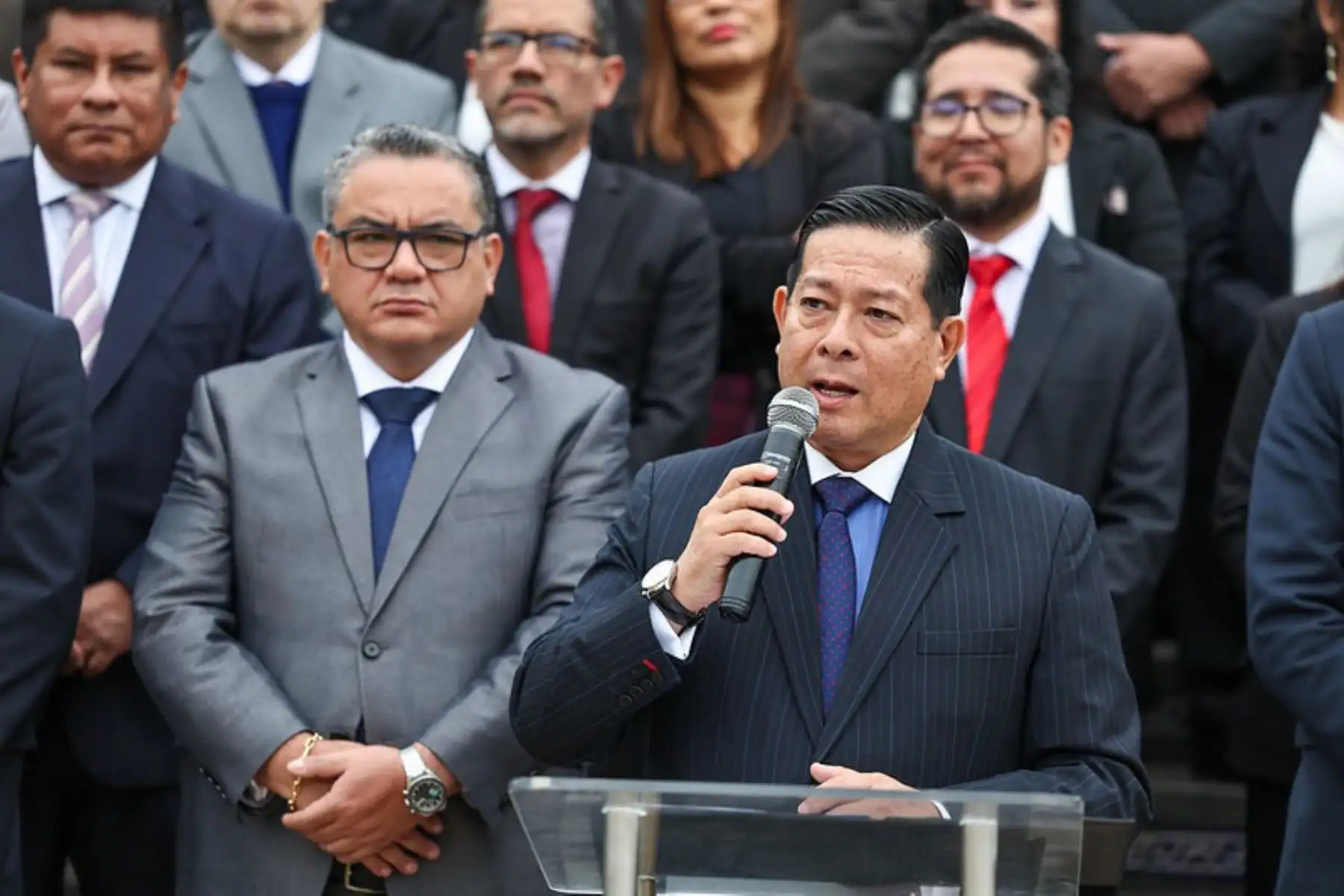 El presidente del Consejo de Ministros, Eduardo Arana, presentó al titular del MINJUSDH, Juan José Santiváñez Antúnez y ambos lideraron izamiento del Pabellón Nacional en sede institucional. 
Foto: PCM
