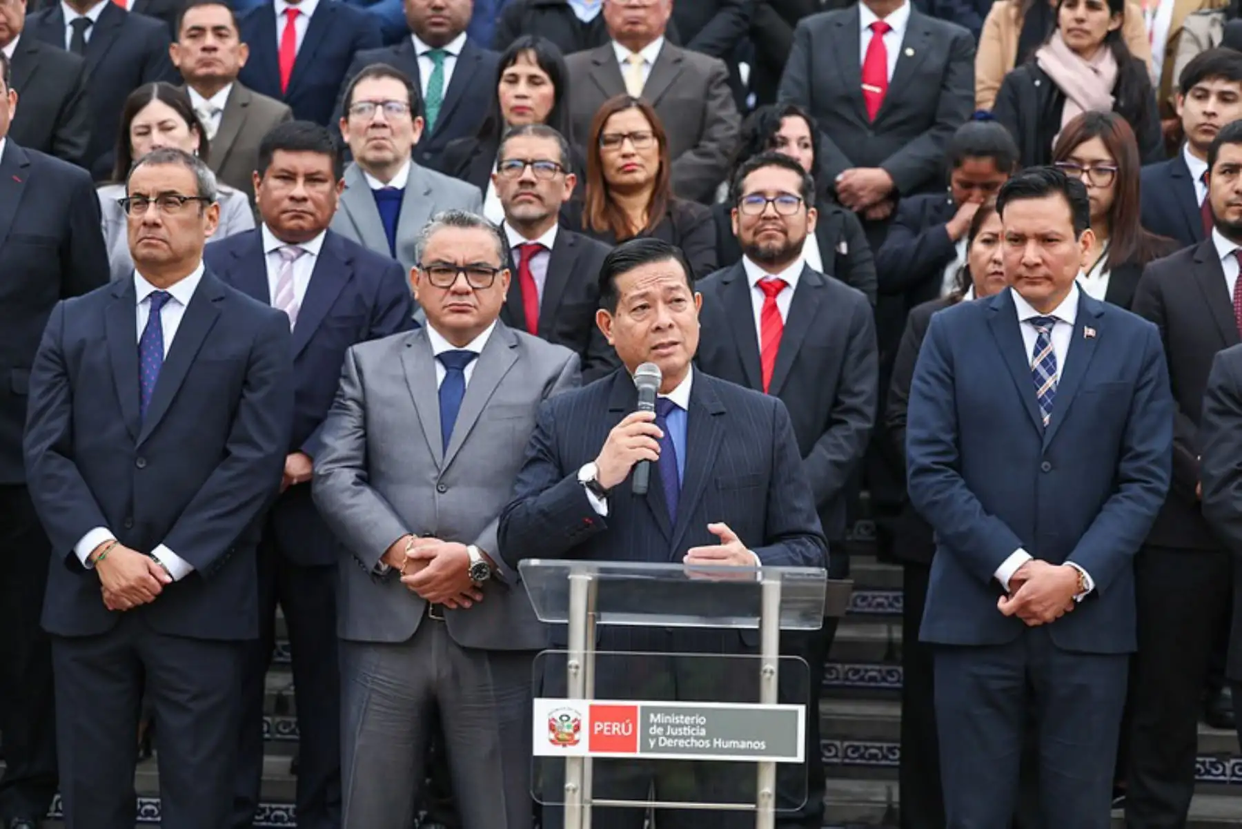 El presidente del Consejo de Ministros, Eduardo Arana, presentó al titular del MINJUSDH, Juan José Santiváñez Antúnez y ambos lideraron izamiento del Pabellón Nacional en sede institucional. 
Foto: PCM