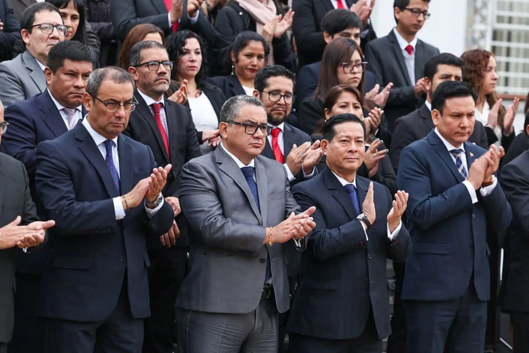 El presidente del Consejo de Ministros, Eduardo Arana, presentó al titular del MINJUSDH, Juan José Santiváñez Antúnez y ambos lideraron izamiento del Pabellón Nacional en sede institucional. 
Foto: PCM