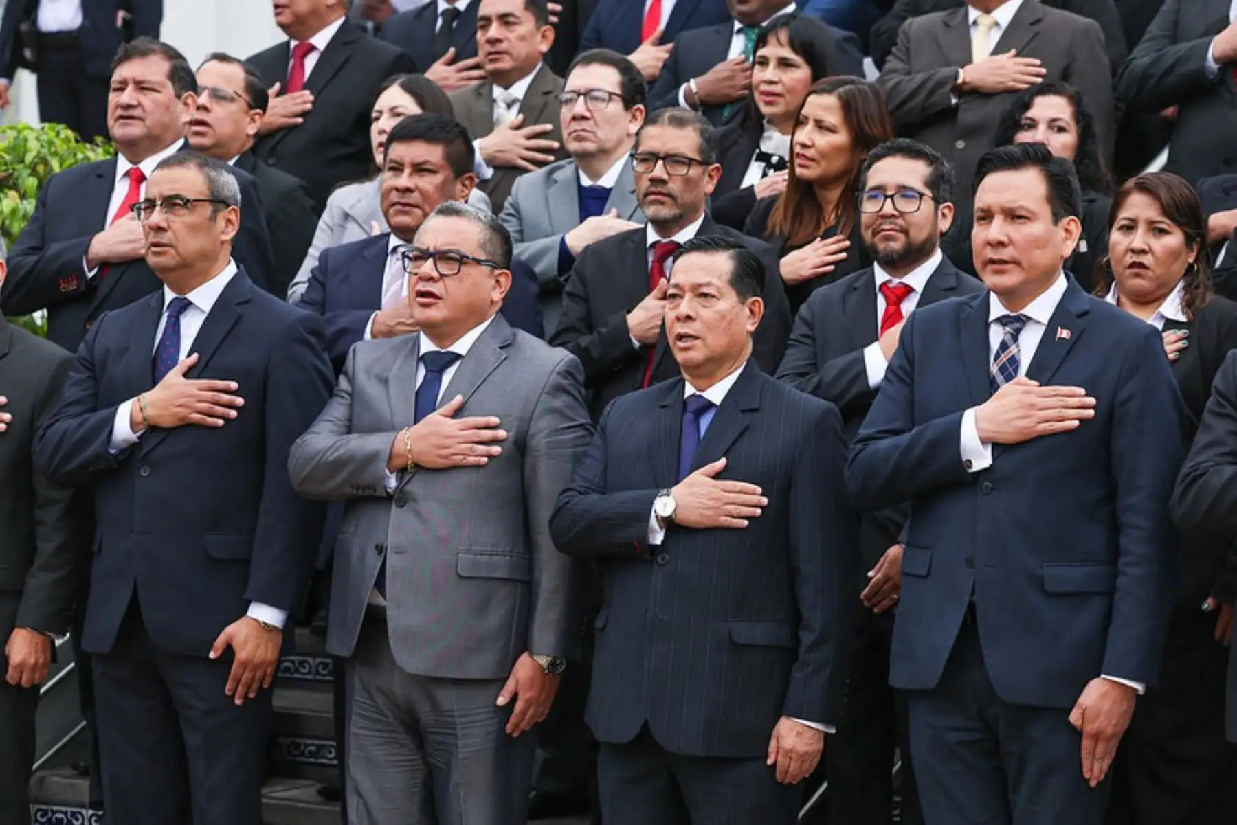 El presidente del Consejo de Ministros, Eduardo Arana, presentó al titular del MINJUSDH, Juan José Santiváñez Antúnez y ambos lideraron izamiento del Pabellón Nacional en sede institucional. 
Foto: PCM