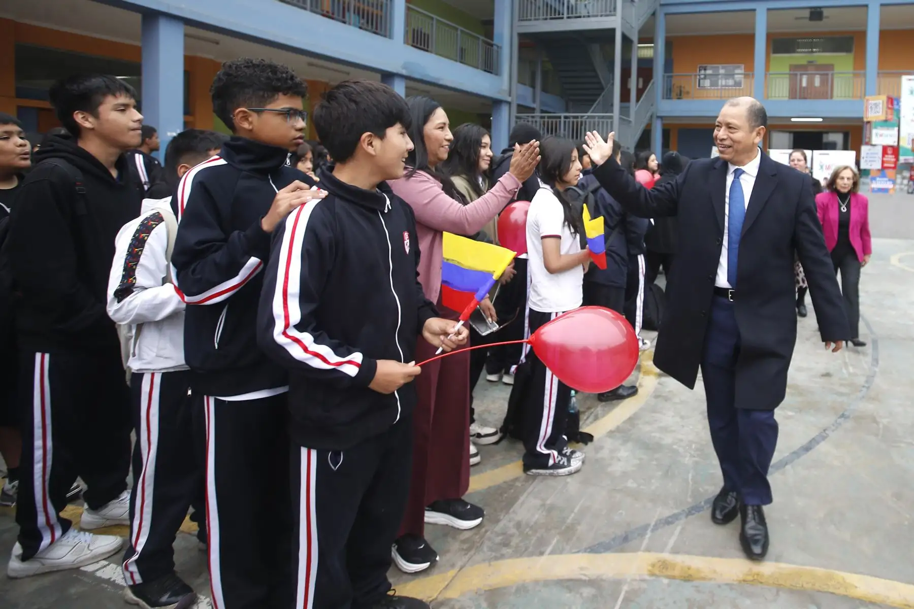 El Ministerio de Trabajo y Promoción del Empleo presenta la platafoorma " Mi Carrera " en el marco de la cooperación bilateral entre el Perú y Ecuador. La visita se realiza en la Institución Educativa Emblemática “Melitón Carvajal” para la presentación de Presentación de las plataformas “Mi Carrera” y “CAPACITA-T” donde participan:Daniel Maurate Romero, Ministro de Trabajo y Promoción del Empleo del Perú y vonne Núñez Figueroa, Ministra del Trabajo del Ecuador.
Foto: ANDINA/Eddy Ramos