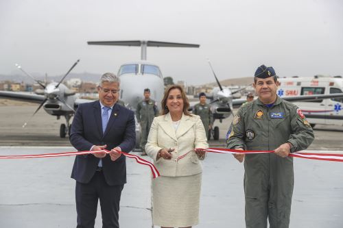 Presidenta Dina Boluarte encabeza la ceremonia de presentación de una ambulancia aérea, dos aeronaves de instrucción y un helicóptero adquiridos por la Fuerza Aérea del Perú