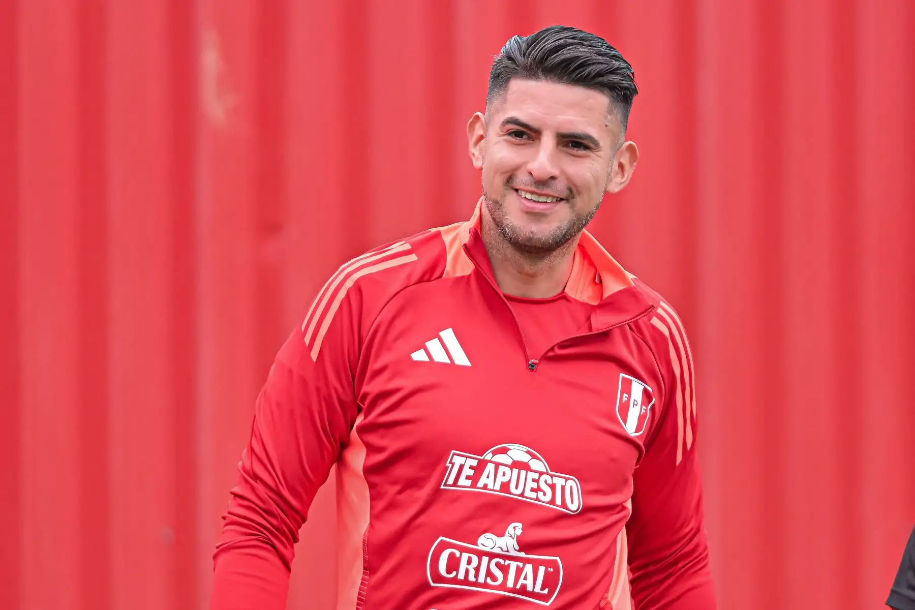 La selección peruana inició sus entrenamientos pensando en los próximos partidos de Eliminatorias ante Uruguay y Paraguay, respectivamente. El plantel trabajó en la Videna FPF bajo la dirección de Oscar Ibáñez. En la imagen, Carlos Zambrano.
Foto: ANDINA/Difusión