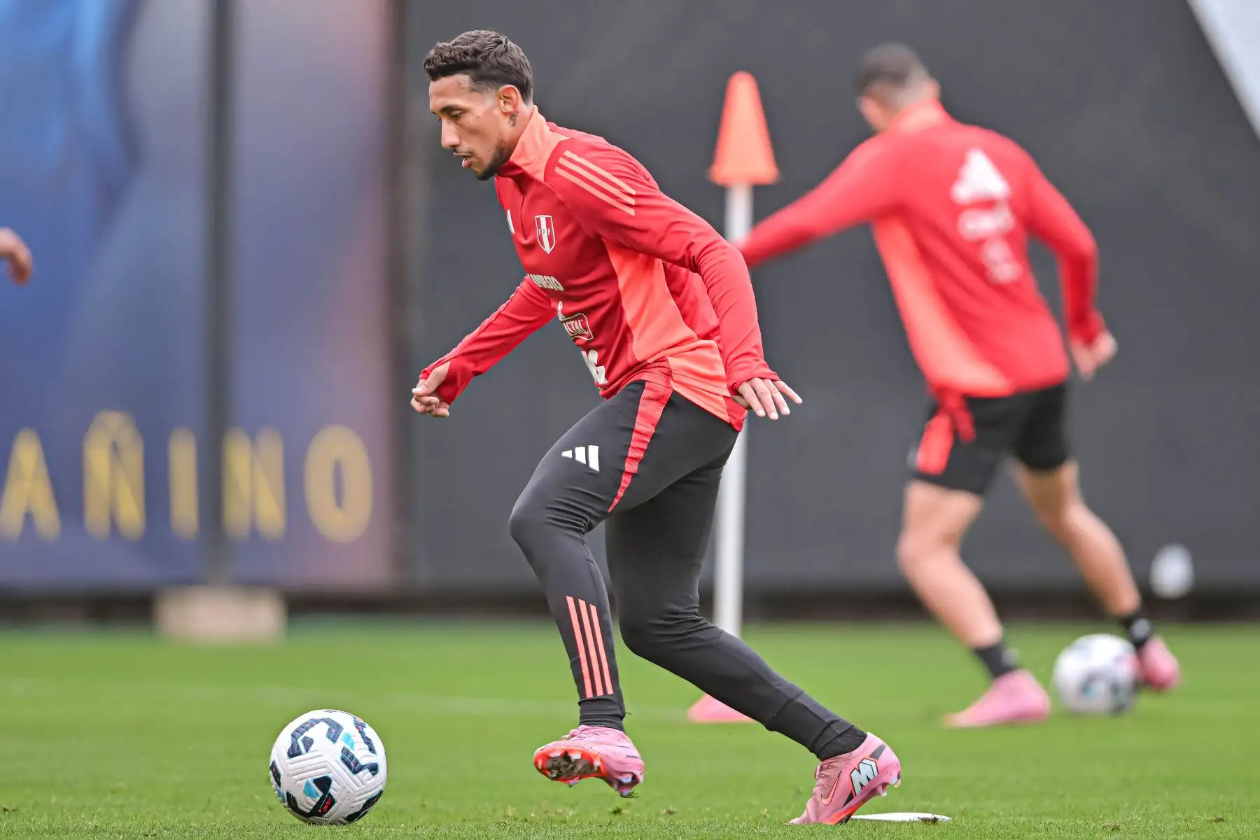 La selección peruana inició sus entrenamientos pensando en los próximos partidos de Eliminatorias ante Uruguay y Paraguay, respectivamente. El plantel trabajó en la Videna FPF bajo la dirección de Oscar Ibáñez. 
Foto: FPF