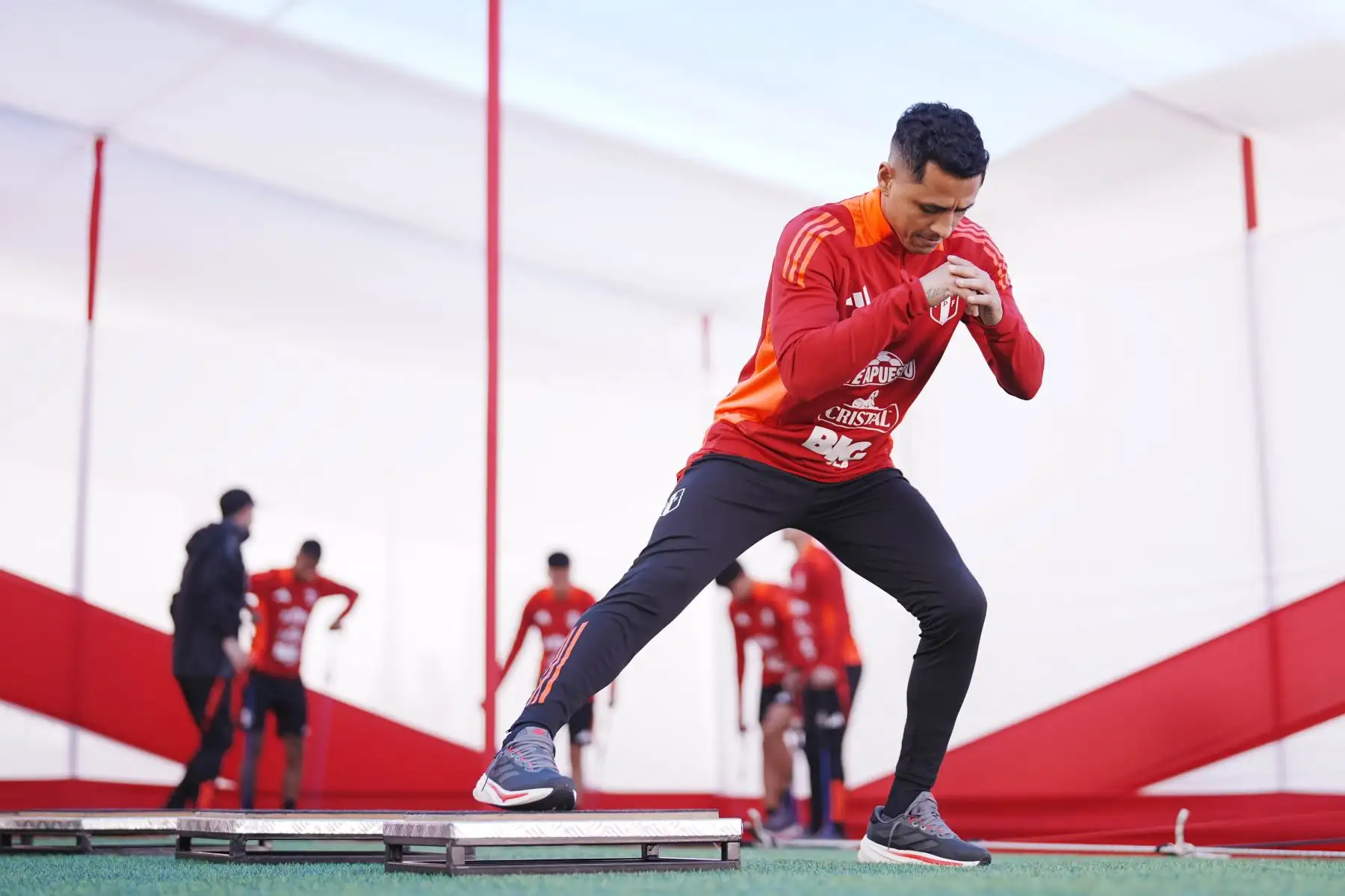 La selección peruana inició sus entrenamientos pensando en los próximos partidos de Eliminatorias ante Uruguay y Paraguay, respectivamente. El plantel trabajó en la Videna FPF bajo la dirección de Oscar Ibáñez. En la imagen, Yoshimar Yotún.
Foto: FPF