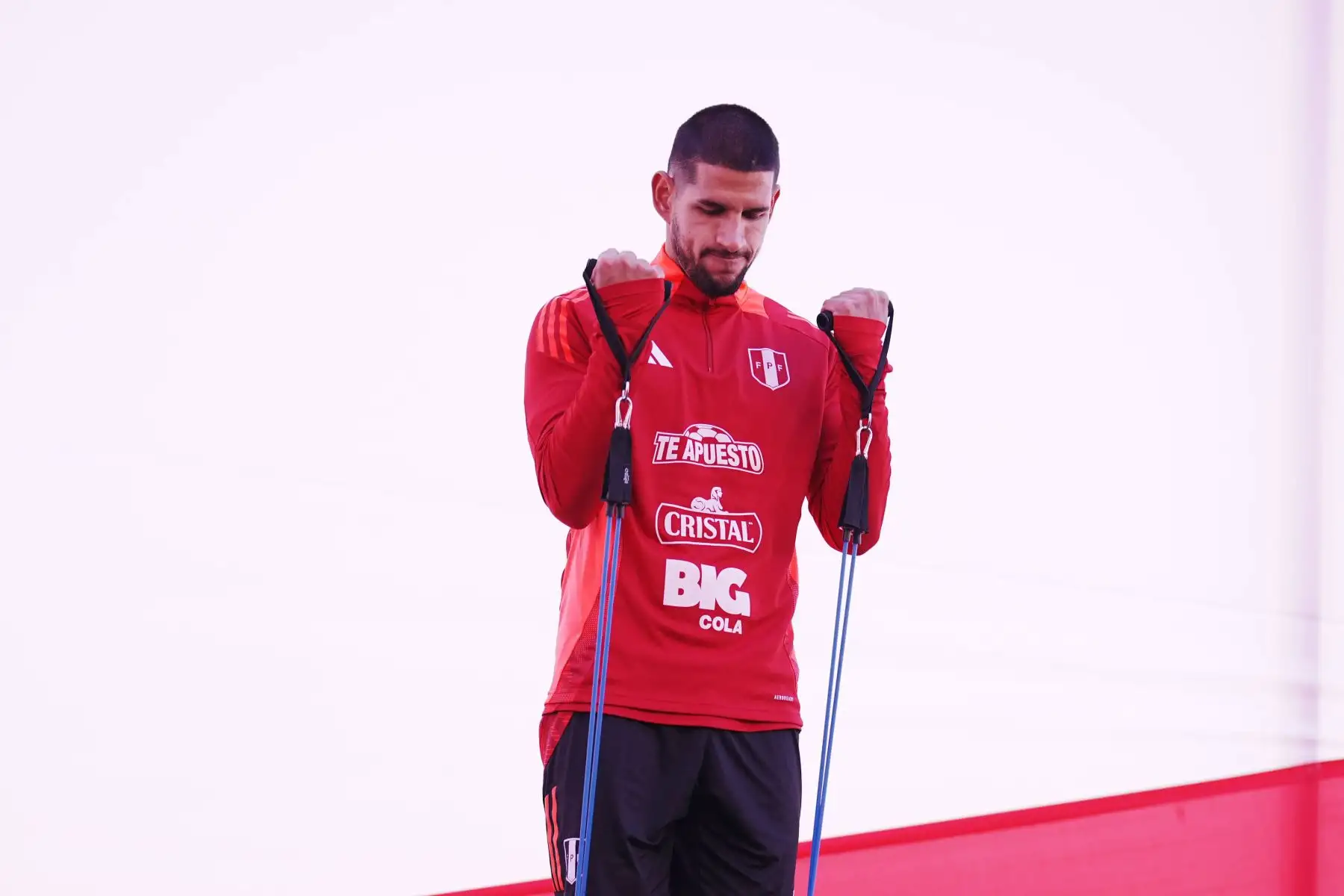La selección peruana inició sus entrenamientos pensando en los próximos partidos de Eliminatorias ante Uruguay y Paraguay, respectivamente. El plantel trabajó en la Videna FPF bajo la dirección de Oscar Ibáñez. 
Foto: FPF