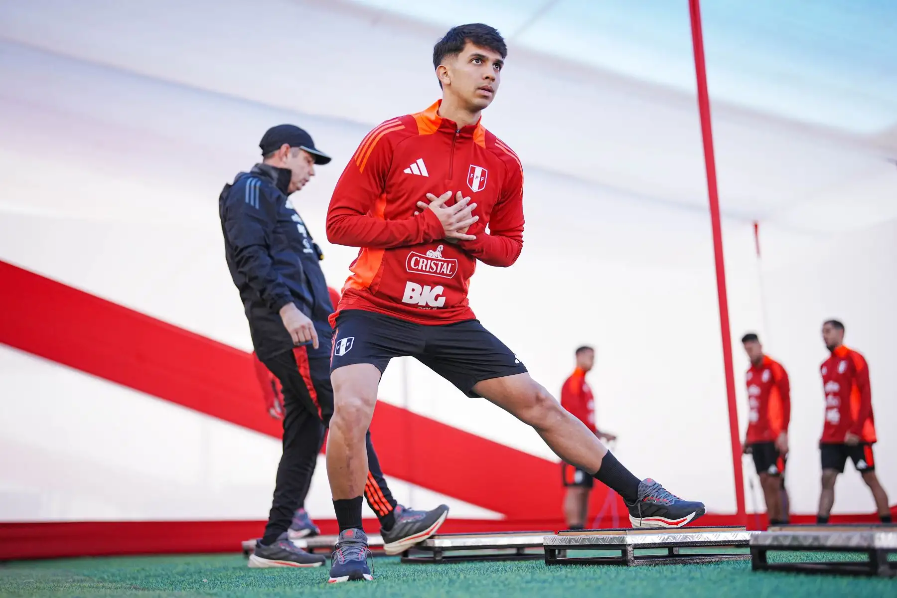 La selección peruana inició sus entrenamientos pensando en los próximos partidos de Eliminatorias ante Uruguay y Paraguay, respectivamente. El plantel trabajó en la Videna FPF bajo la dirección de Oscar Ibáñez. .
Foto: FPF