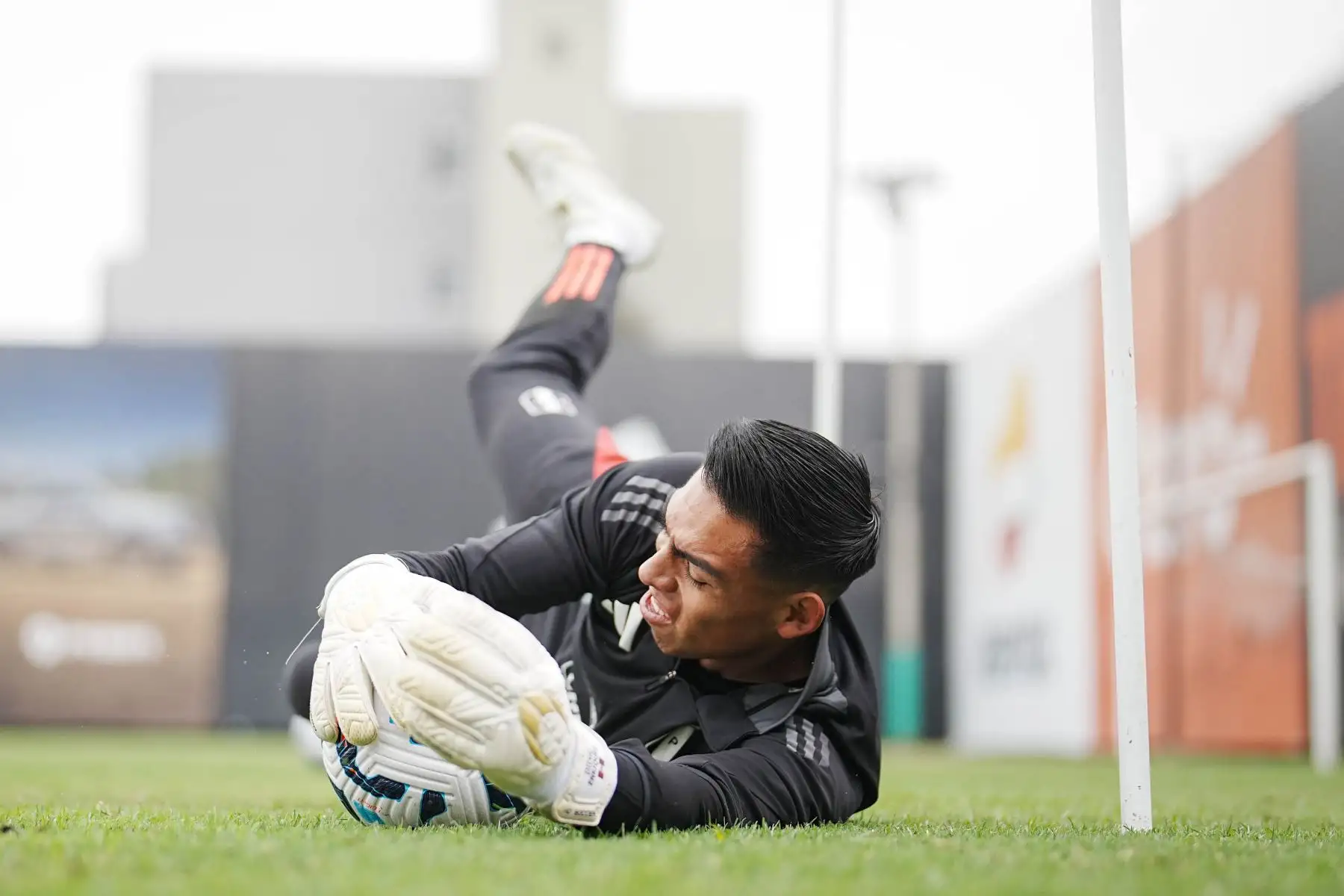 La selección peruana inició sus entrenamientos pensando en los próximos partidos de Eliminatorias ante Uruguay y Paraguay, respectivamente. El plantel trabajó en la Videna FPF bajo la dirección de Oscar Ibáñez. En la imagen, Yoshimar Yotún.
Foto: FPF