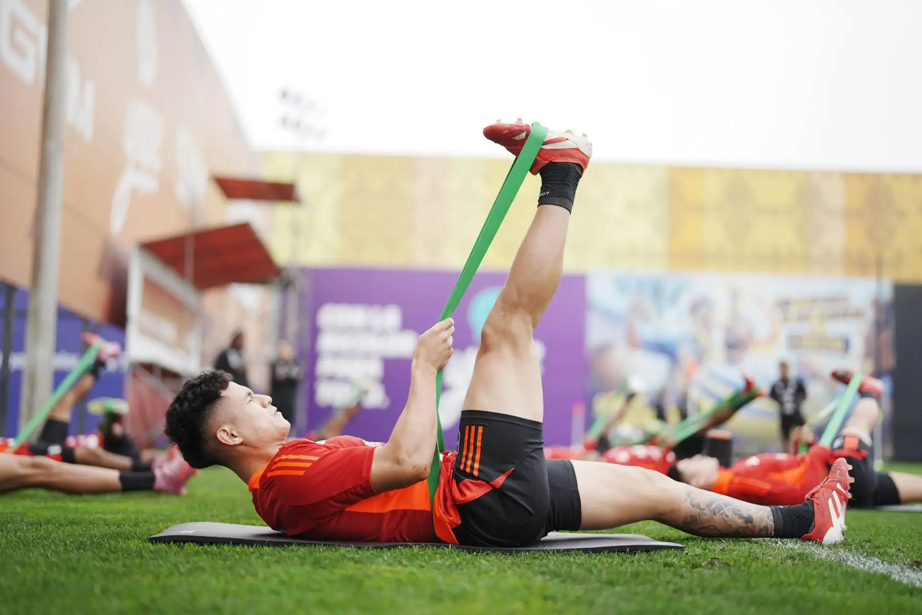 La selección peruana inició sus entrenamientos pensando en los próximos partidos de Eliminatorias ante Uruguay y Paraguay, respectivamente. El plantel trabajó en la Videna FPF bajo la dirección de Oscar Ibáñez. 
Foto: FPF