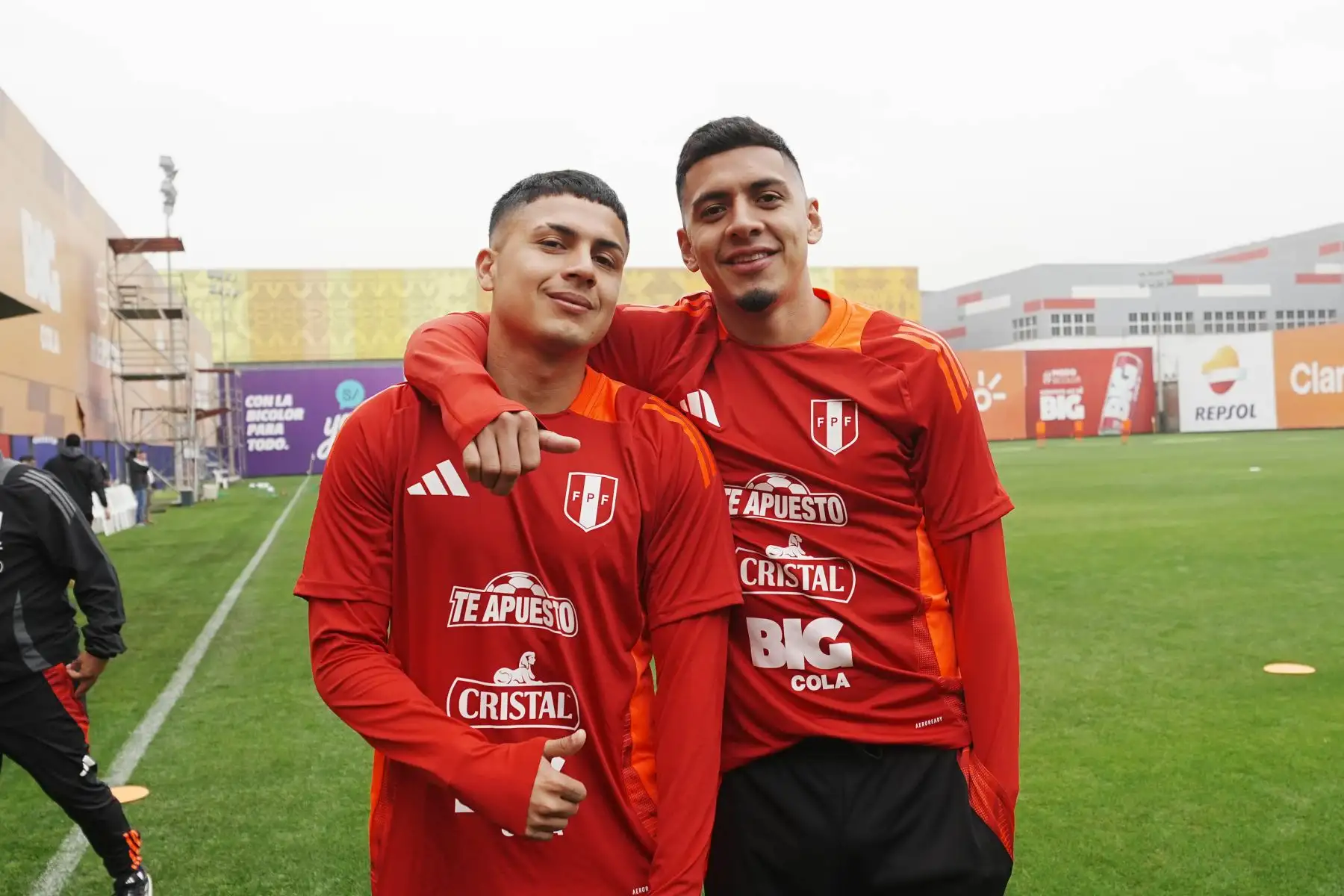 La selección peruana inició sus entrenamientos pensando en los próximos partidos de Eliminatorias ante Uruguay y Paraguay, respectivamente. El plantel trabajó en la Videna FPF bajo la dirección de Oscar Ibáñez. En la imagen, César Inga y Jairo Concha.
Foto: FPF