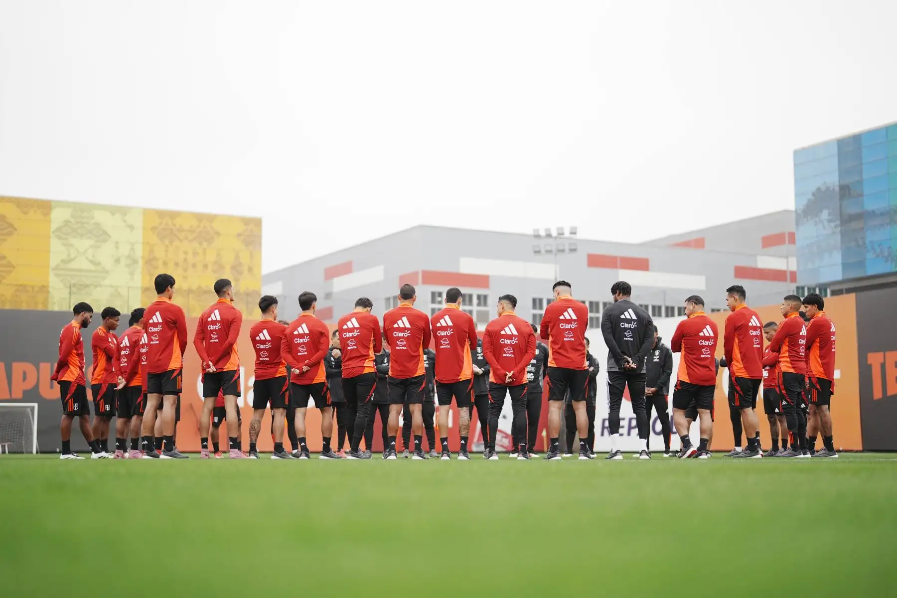 La selección peruana inició sus entrenamientos pensando en los próximos partidos de Eliminatorias ante Uruguay y Paraguay, respectivamente. El plantel trabajó en la Videna FPF bajo la dirección de Oscar Ibáñez. 
Foto: FPF