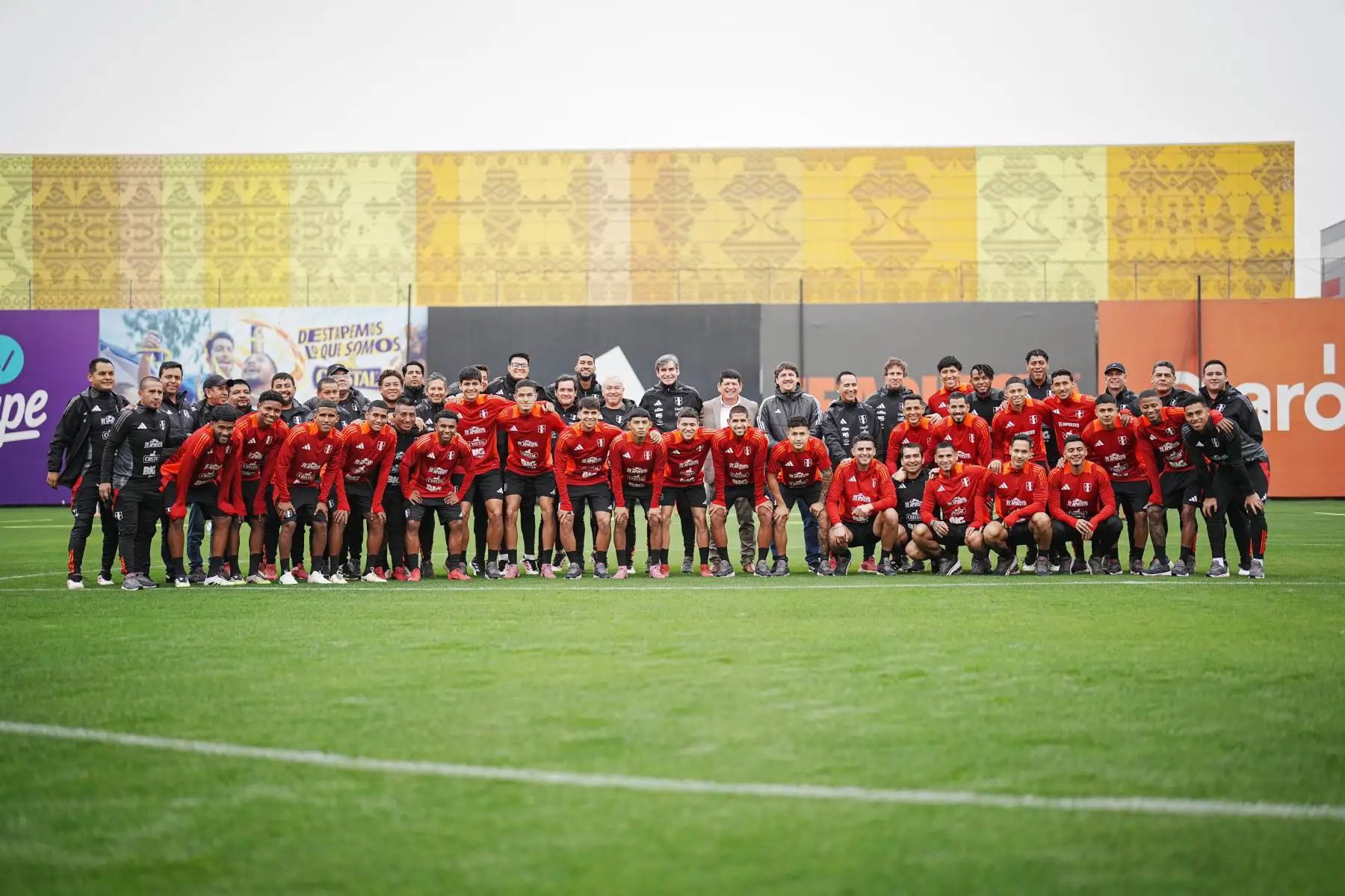 La selección peruana inició sus entrenamientos pensando en los próximos partidos de Eliminatorias ante Uruguay y Paraguay, respectivamente. El plantel trabajó en la Videna FPF bajo la dirección de Oscar Ibáñez. En la imagen, Yoshimar Yotún.
Foto: FPF