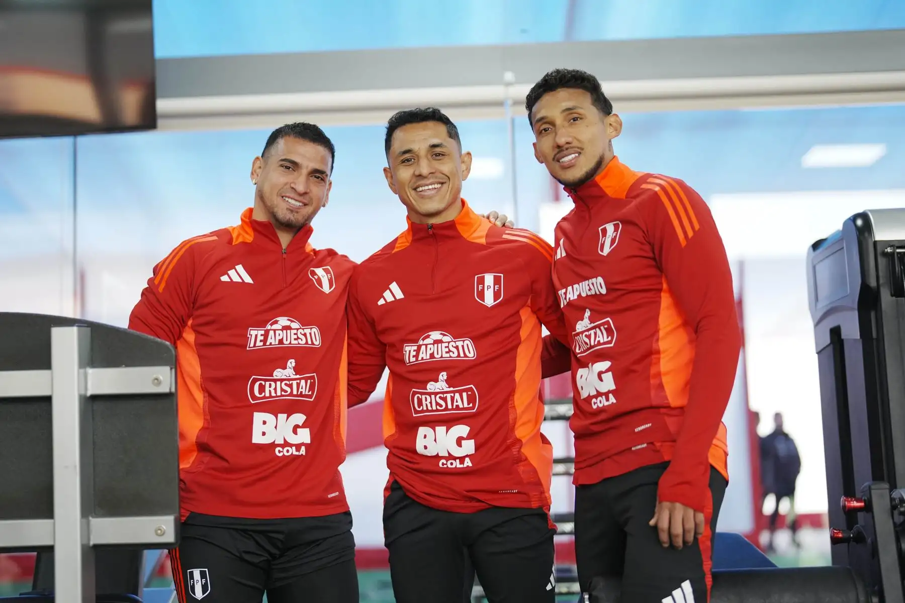 La selección peruana inició sus entrenamientos pensando en los próximos partidos de Eliminatorias ante Uruguay y Paraguay, respectivamente. El plantel trabajó en la Videna FPF bajo la dirección de Oscar Ibáñez.
Foto: FPF